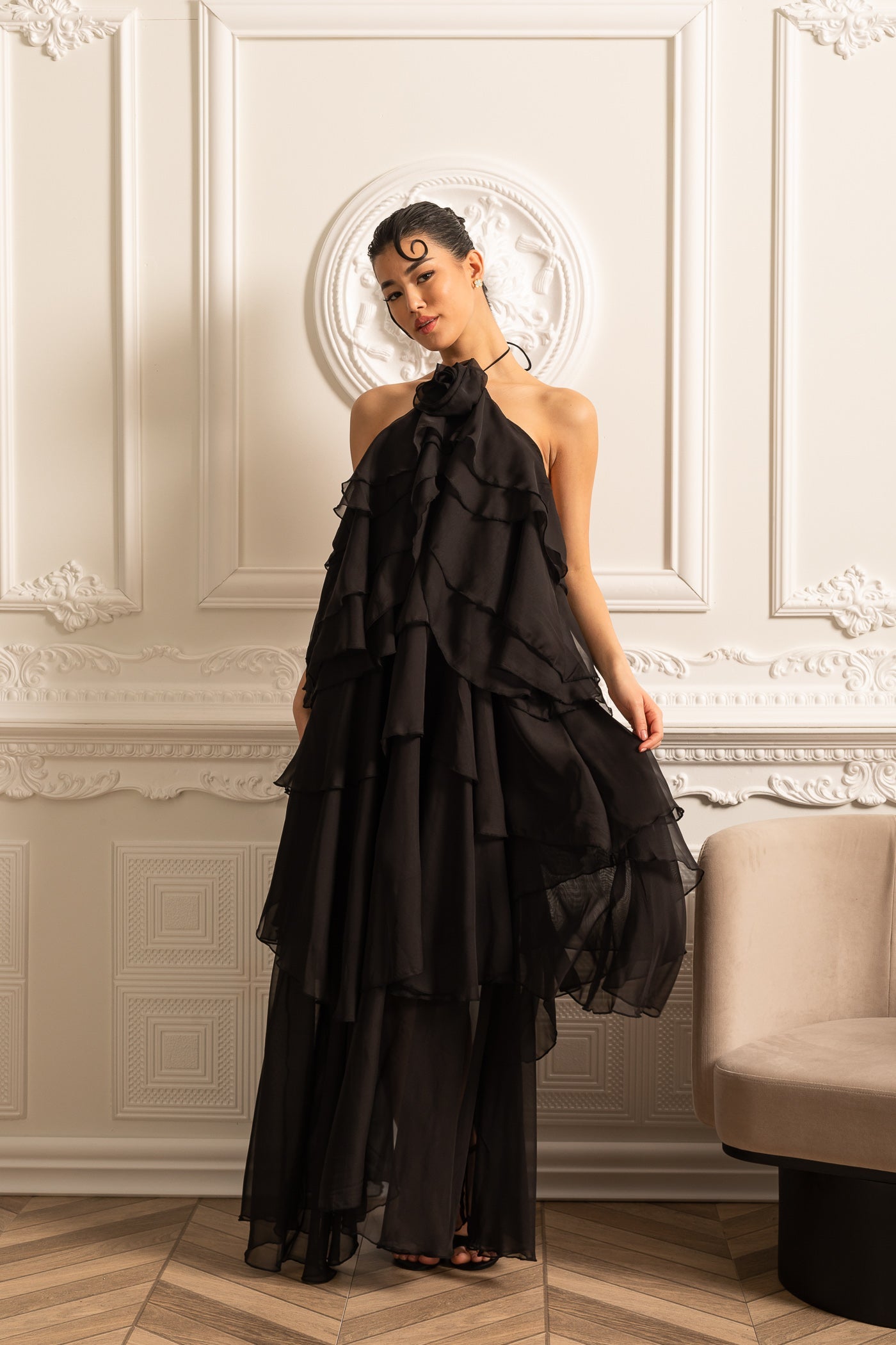 Rochie Halter cu Volane Stratificate și Floare Decorativă la Guler - Negru