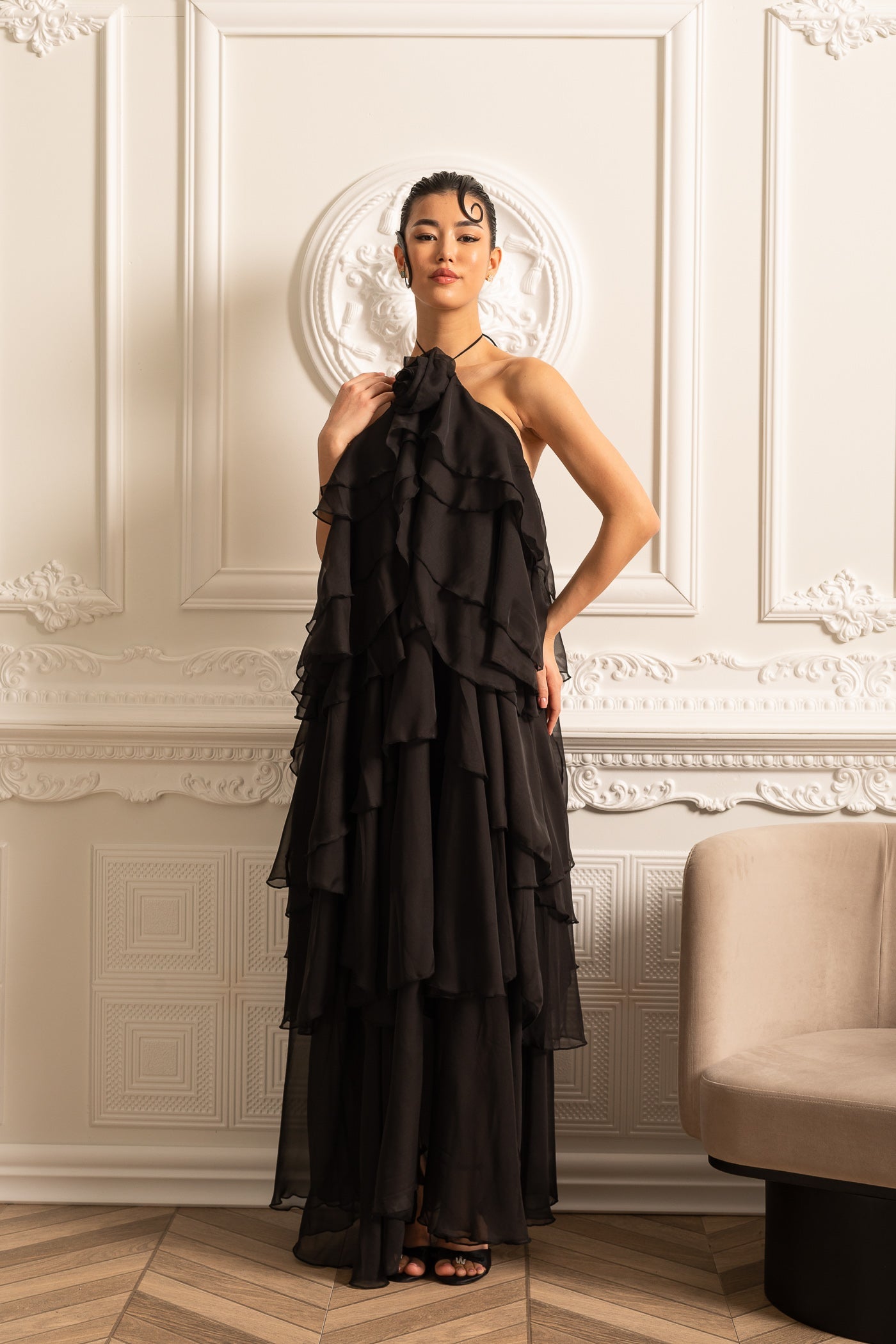 Rochie Halter cu Volane Stratificate și Floare Decorativă la Guler - Negru
