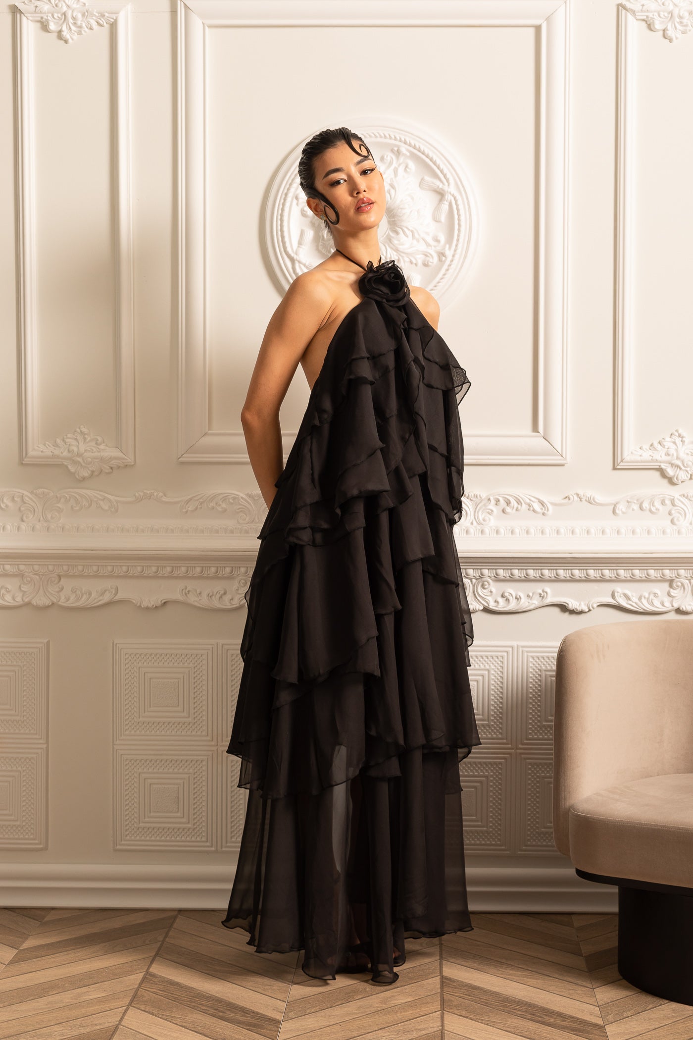 Rochie Halter cu Volane Stratificate și Floare Decorativă la Guler - Negru