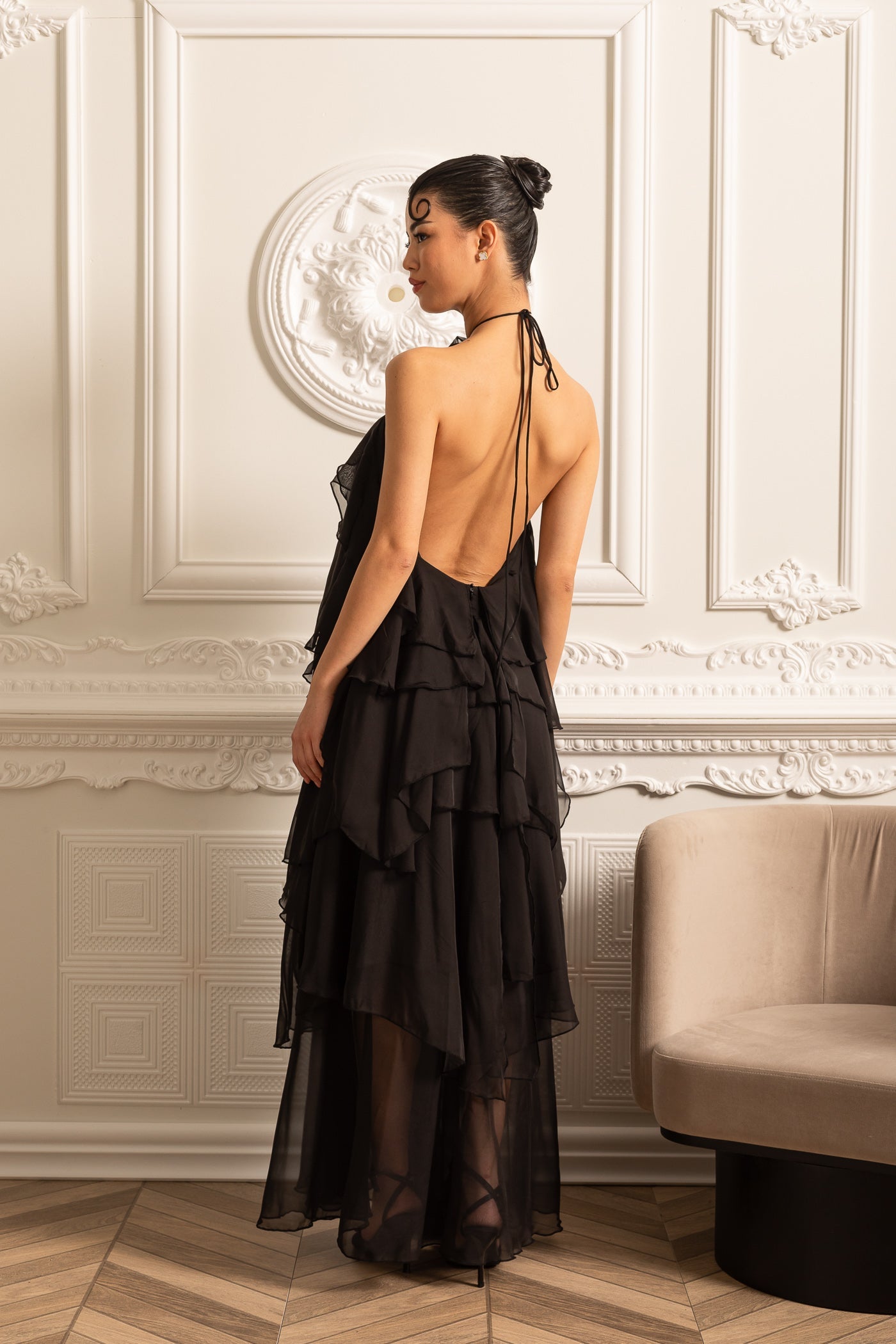 Rochie Halter cu Volane Stratificate și Floare Decorativă la Guler - Negru