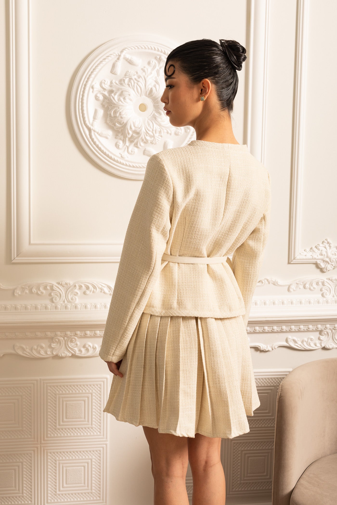 Set texturat coordonat cu top cu mâneci lungi și fustă mini plisată asortată - Ivoire