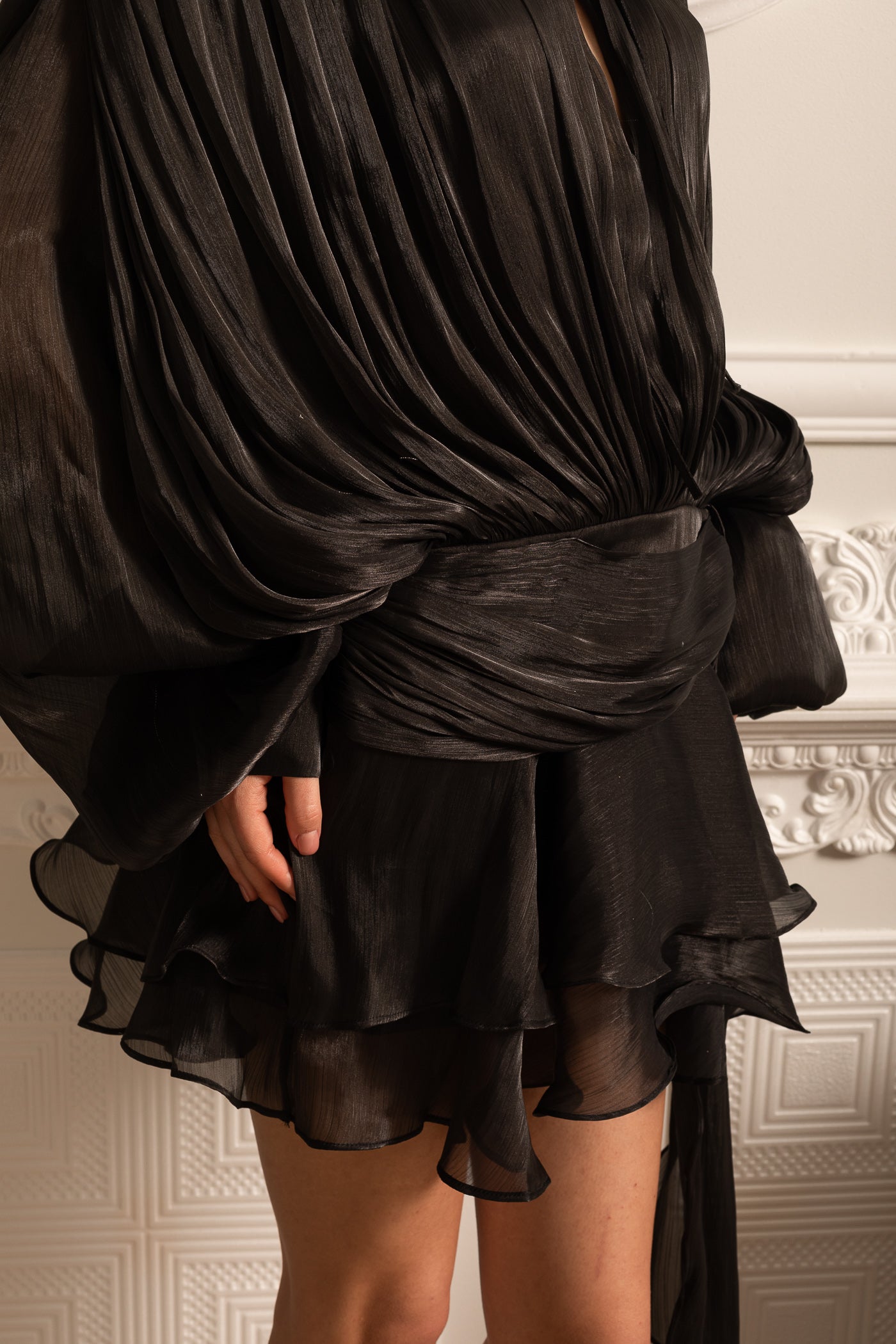 Rochie Drapată cu Mâneci Lungi, Fustă Mini și Talie Cu Pliseuri - Negru