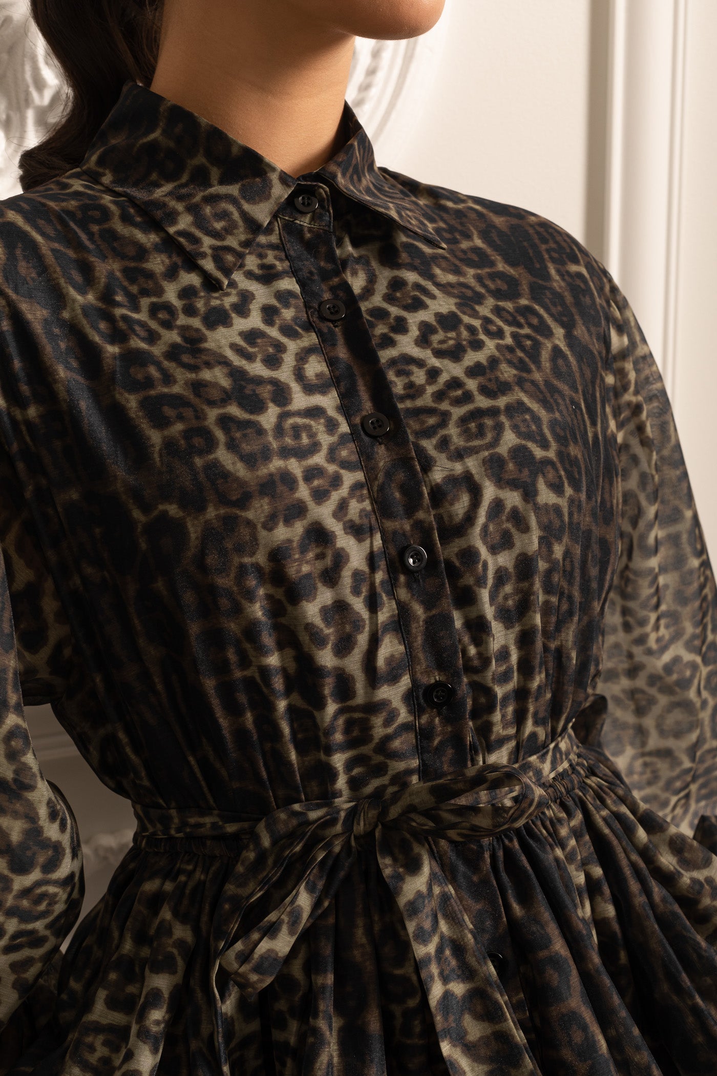 Rochie cu mâneci lungi și imprimeu leopard cu fustă stratificată - Negru