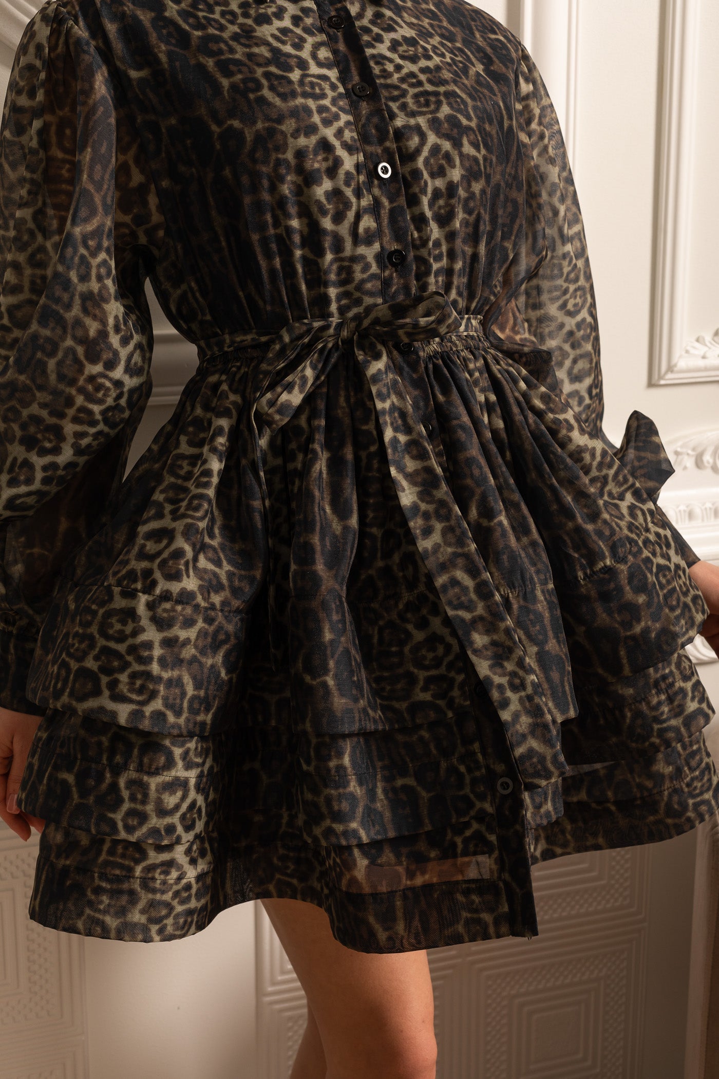 Rochie cu mâneci lungi și imprimeu leopard cu fustă stratificată - Negru