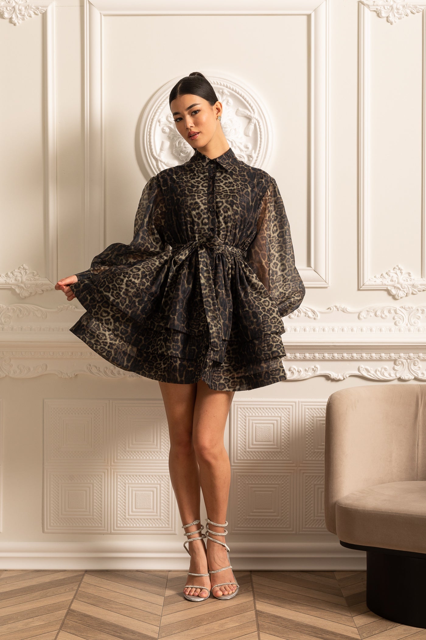 Rochie cu mâneci lungi și imprimeu leopard cu fustă stratificată - Negru