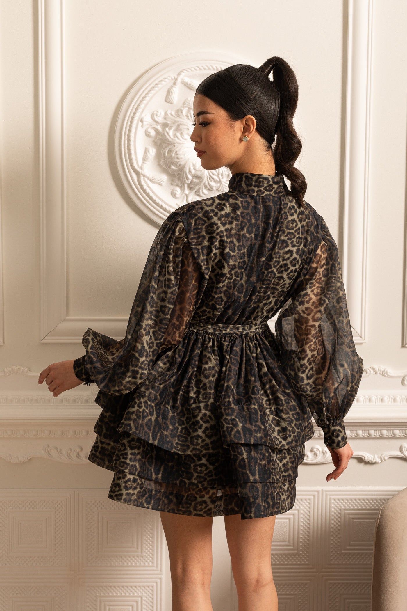 Rochie cu mâneci lungi și imprimeu leopard cu fustă stratificată - Negru