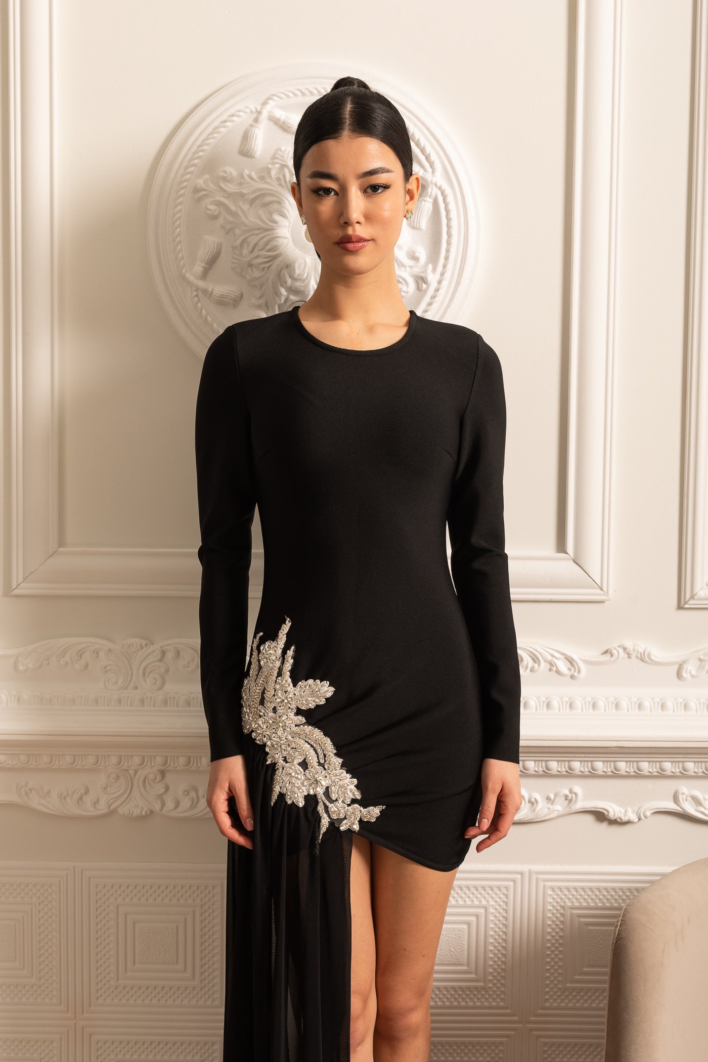 Rochie Asimetrică Conică cu Ornamente Albe pe Șold și Extensie Transparentă până la Podea - Negru