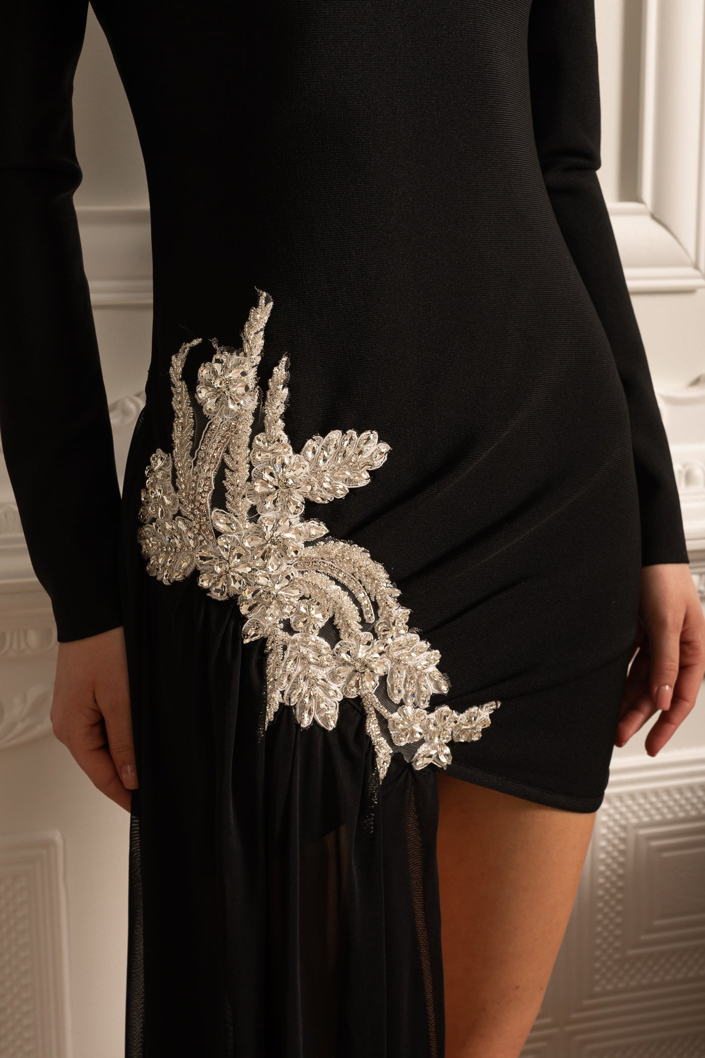 Rochie Asimetrică Conică cu Ornamente Albe pe Șold și Extensie Transparentă până la Podea - Negru