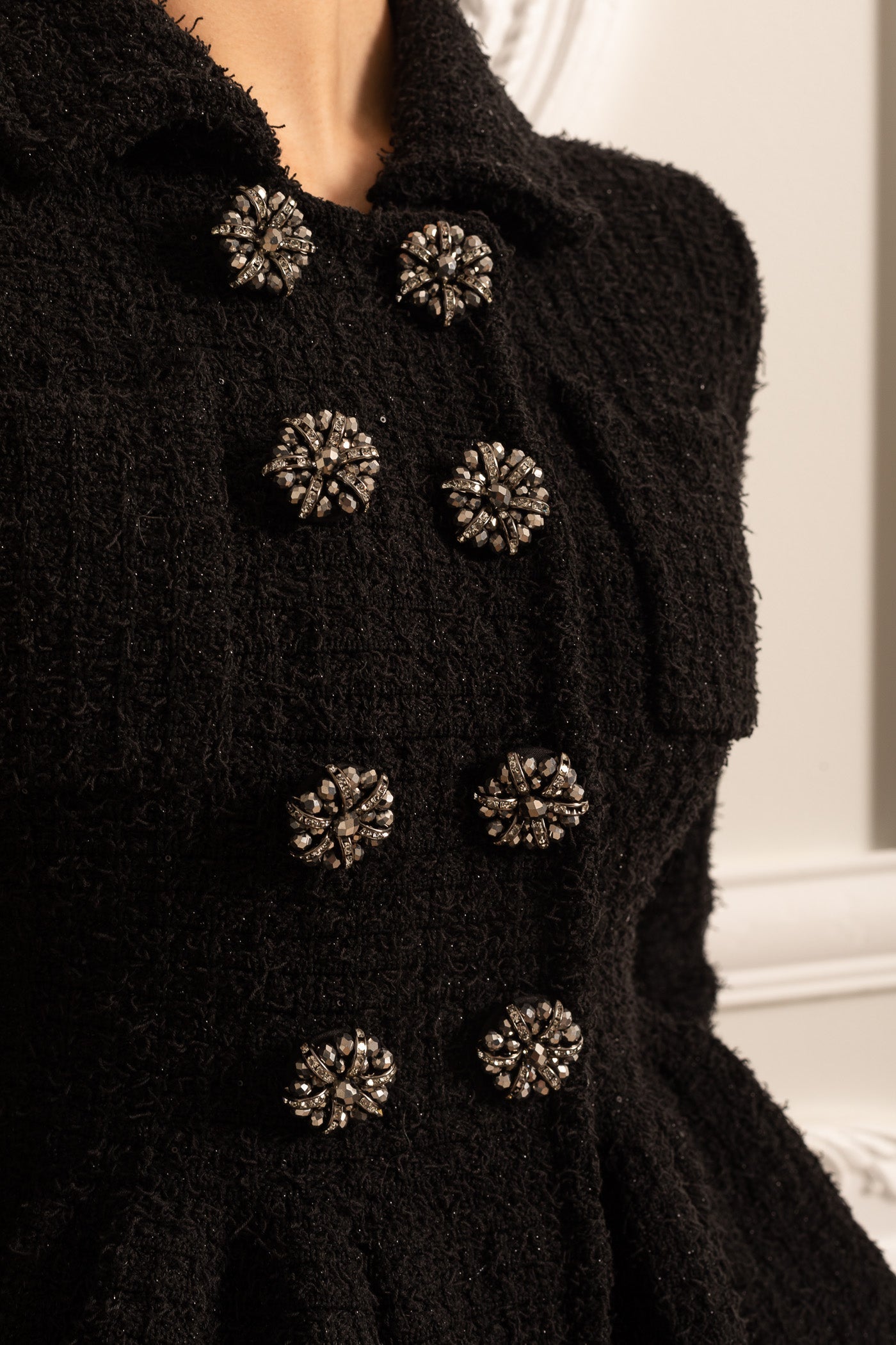 Rochie Tricotată Texturată cu Talie Peplum și Butoni Decorativi - Negru