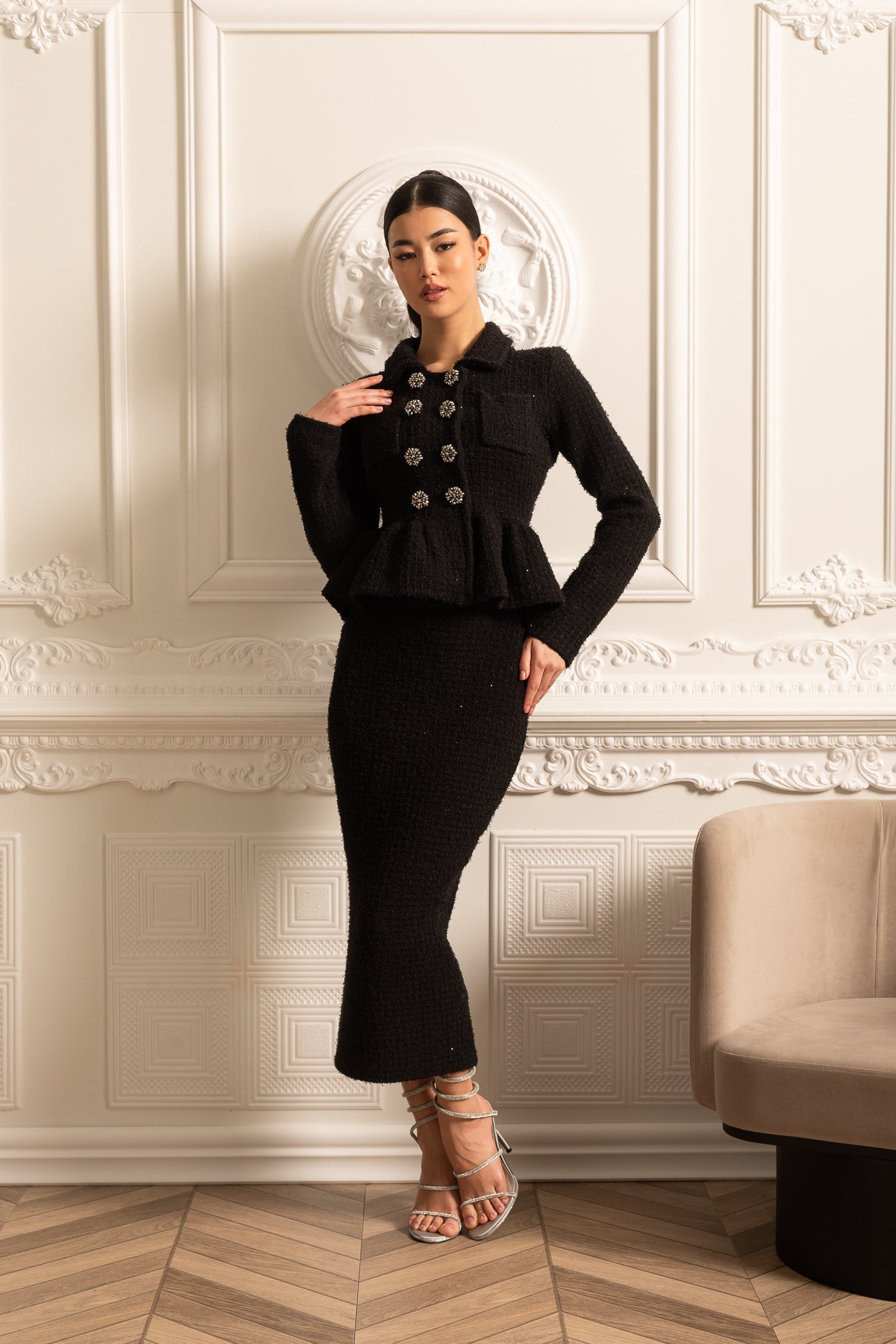 Rochie Tricotată Texturată cu Talie Peplum și Butoni Decorativi - Negru
