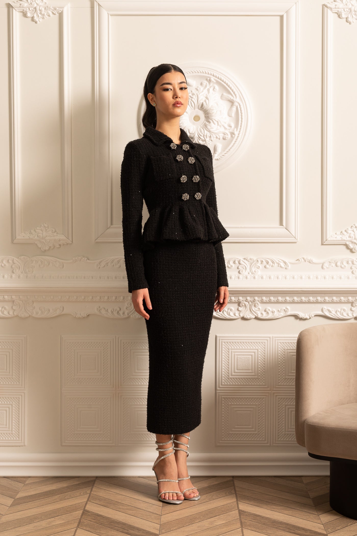 Rochie Tricotată Texturată cu Talie Peplum și Butoni Decorativi - Negru