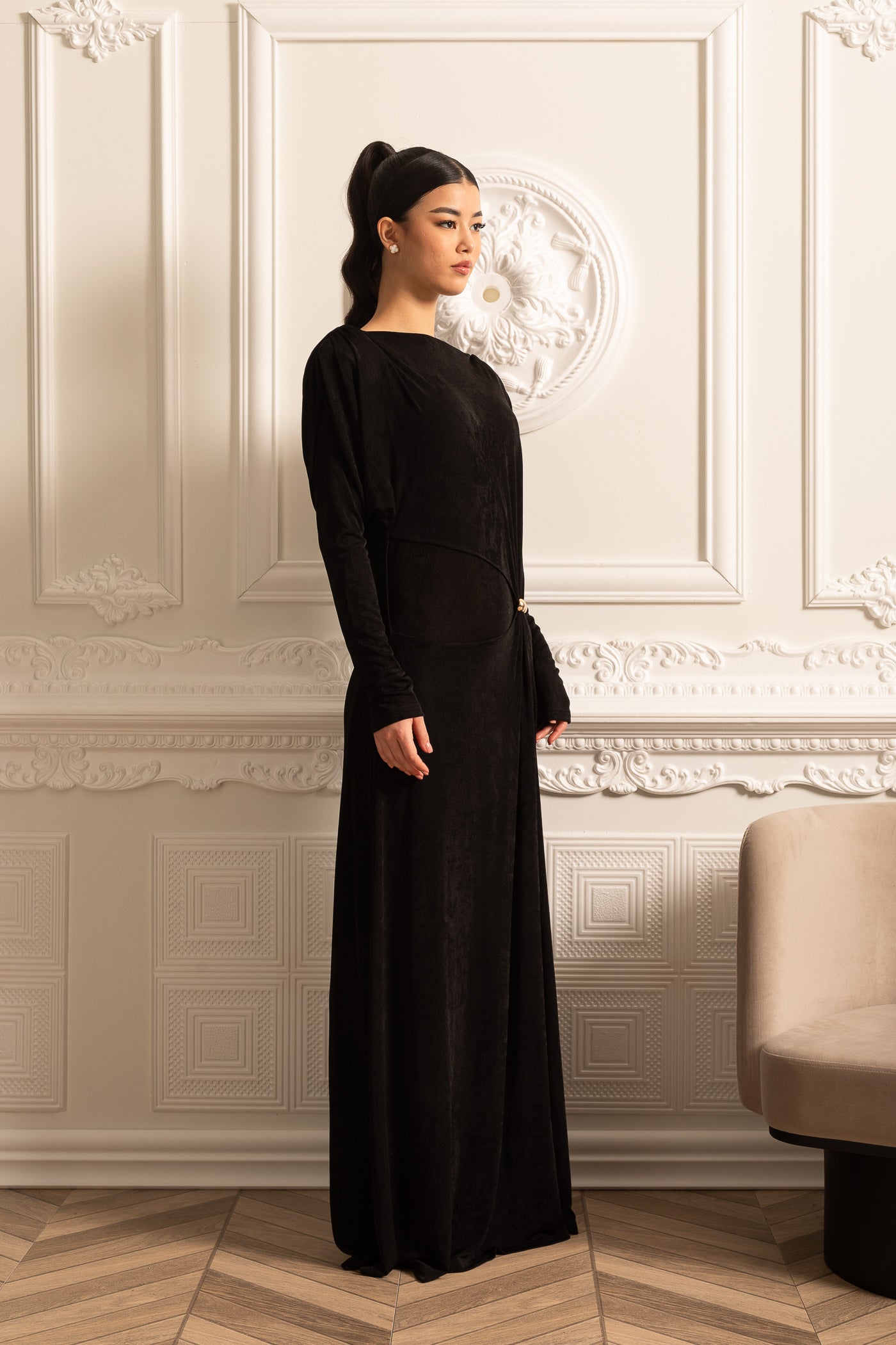 Rochie elegantă cu mâneci lungi, stratificată, cu umeri structurați - Negru