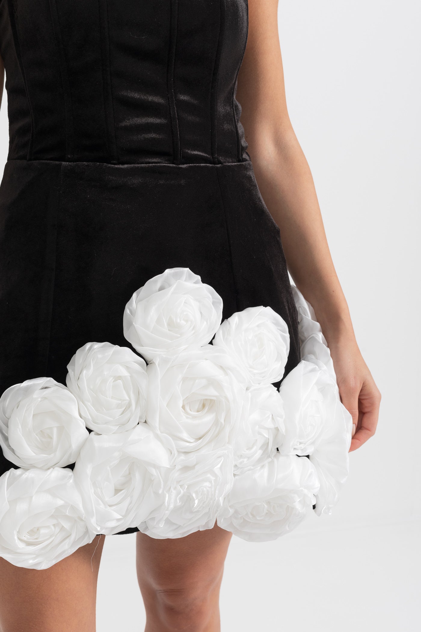 Rochie Mini Elegantă cu Aplicatii de Trandafiri Albi - Negru