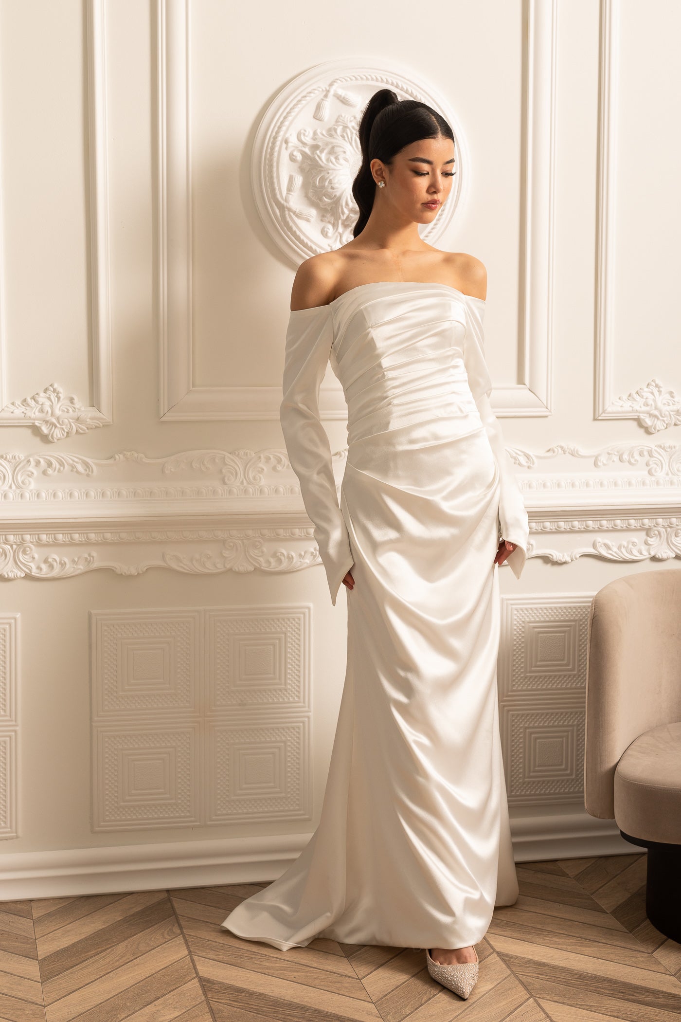 Rochie din satin cu umerii goi, design drapat și fustă plisată - Alb