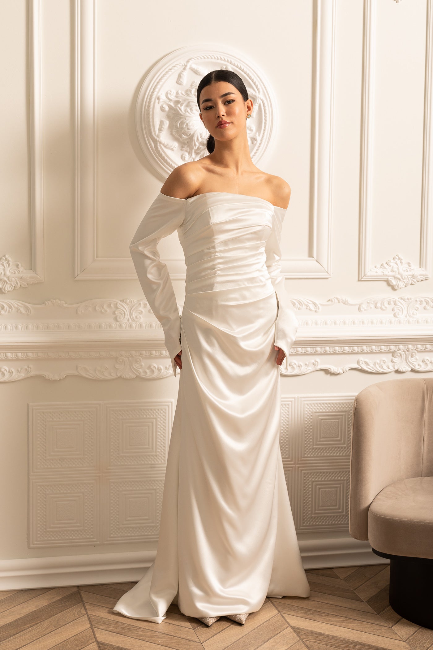 Rochie din satin cu umerii goi, design drapat și fustă plisată - Alb