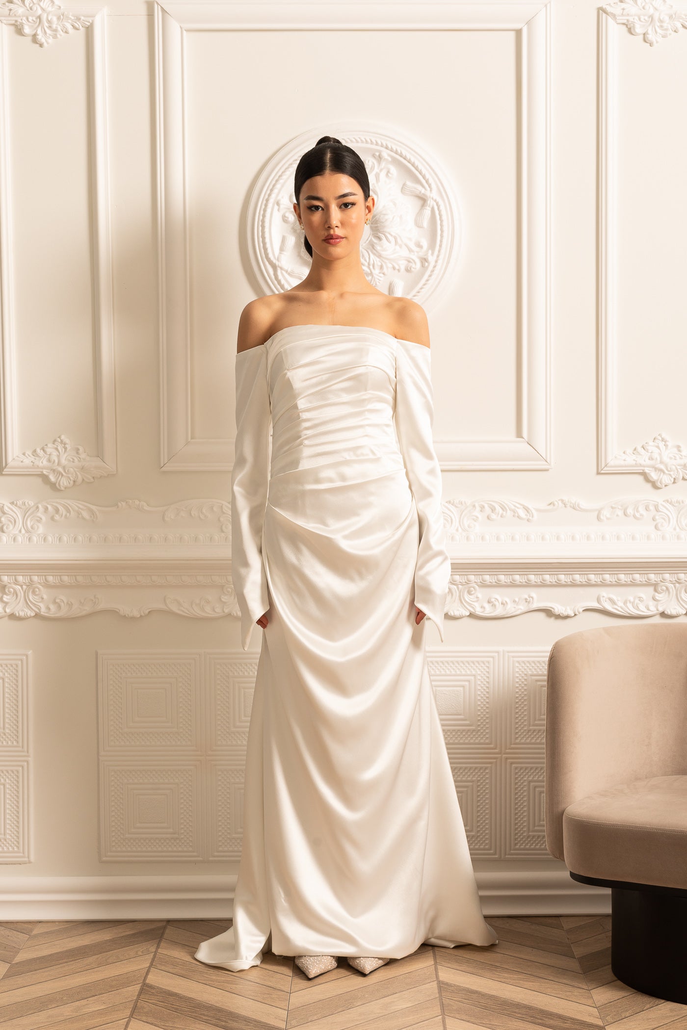 Rochie din satin cu umerii goi, design drapat și fustă plisată - Alb