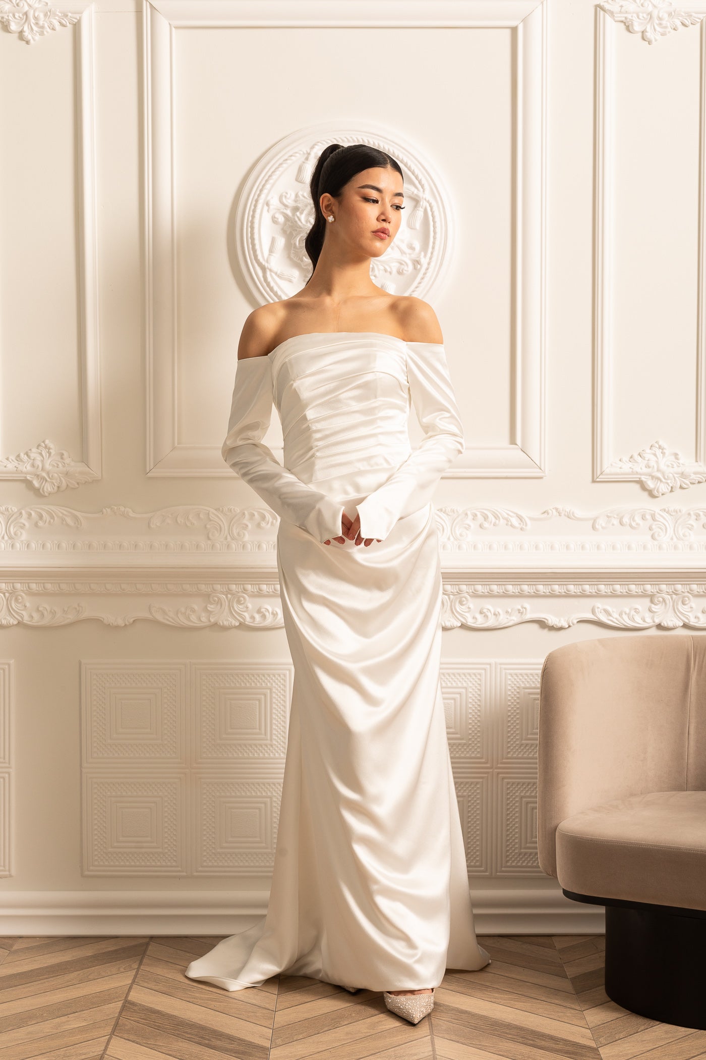 Rochie din satin cu umerii goi, design drapat și fustă plisată - Alb
