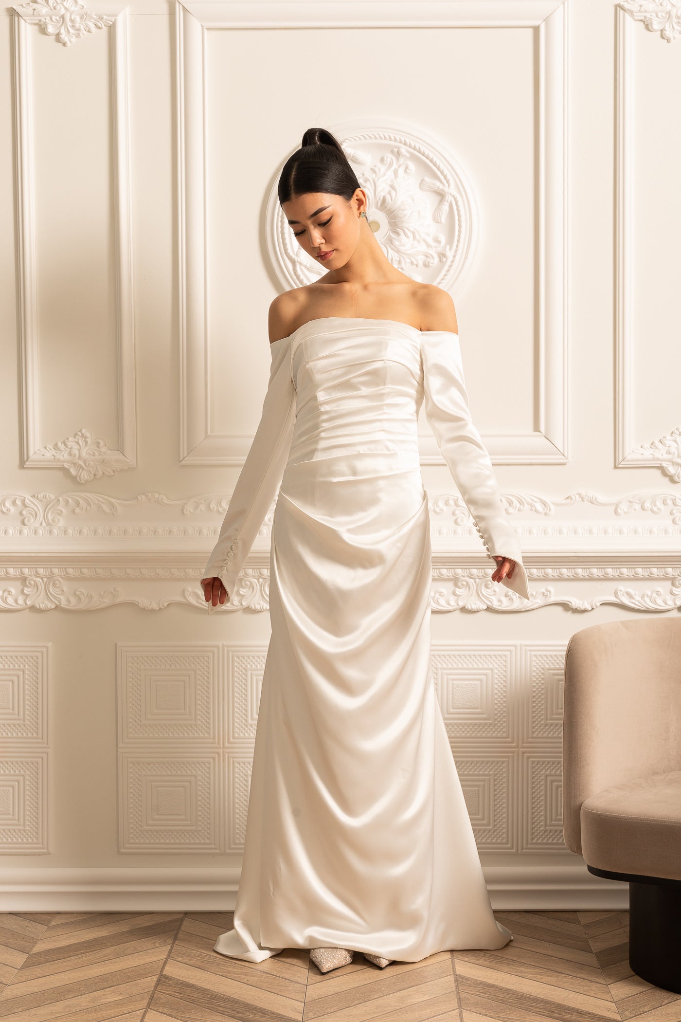 Rochie din satin cu umerii goi, design drapat și fustă plisată - Alb
