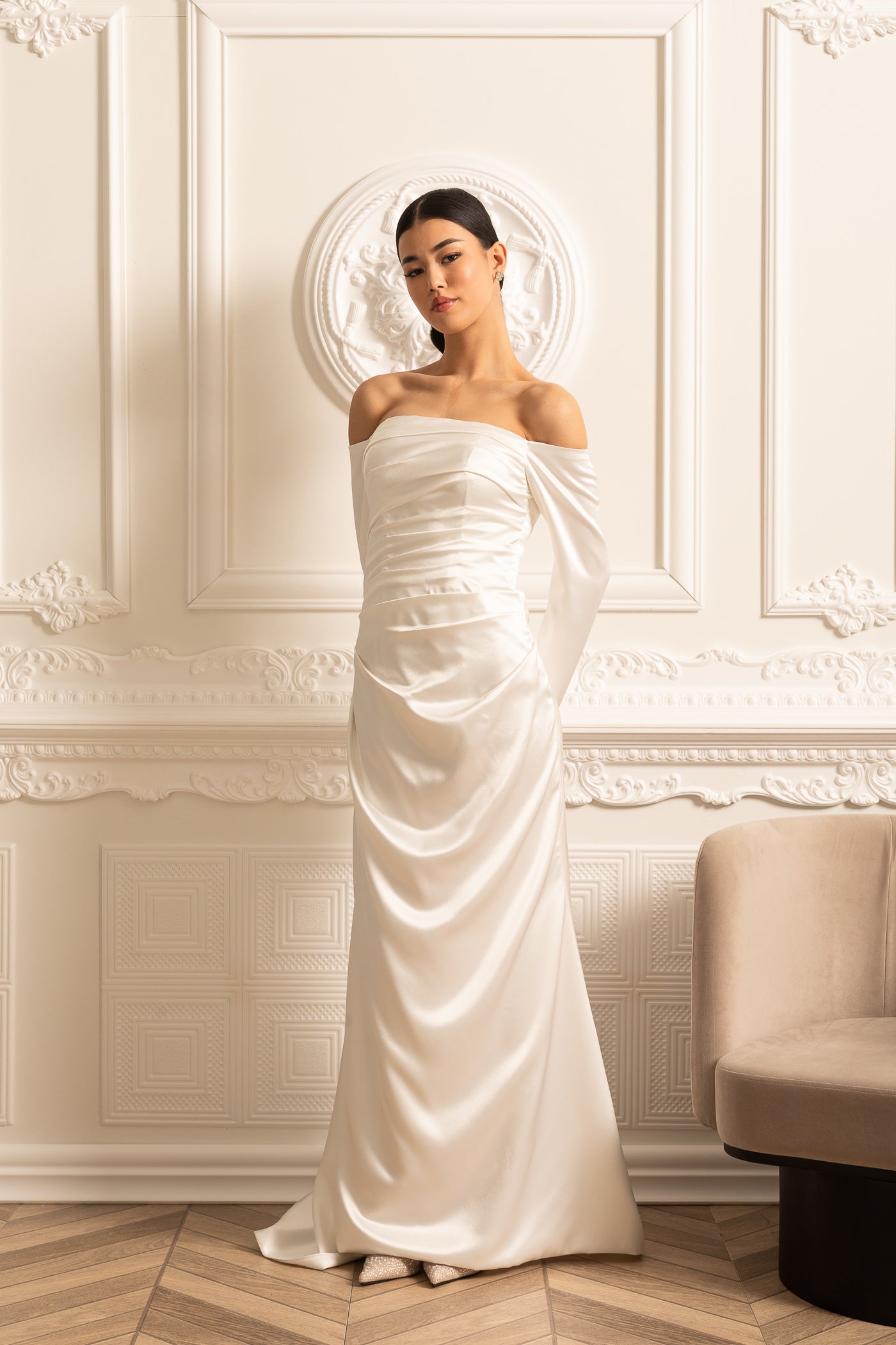 Rochie din satin cu umerii goi, design drapat și fustă plisată - Alb