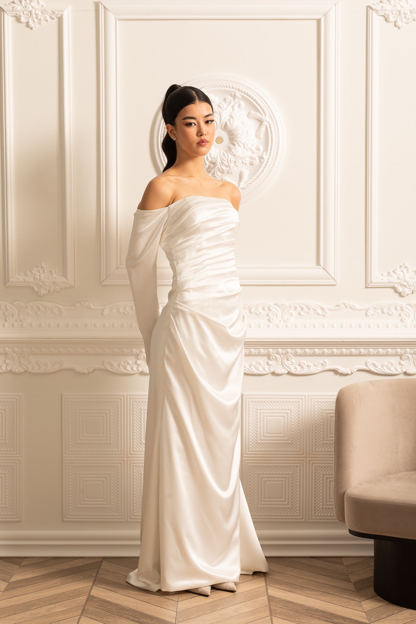 Rochie din satin cu umerii goi, design drapat și fustă plisată - Alb
