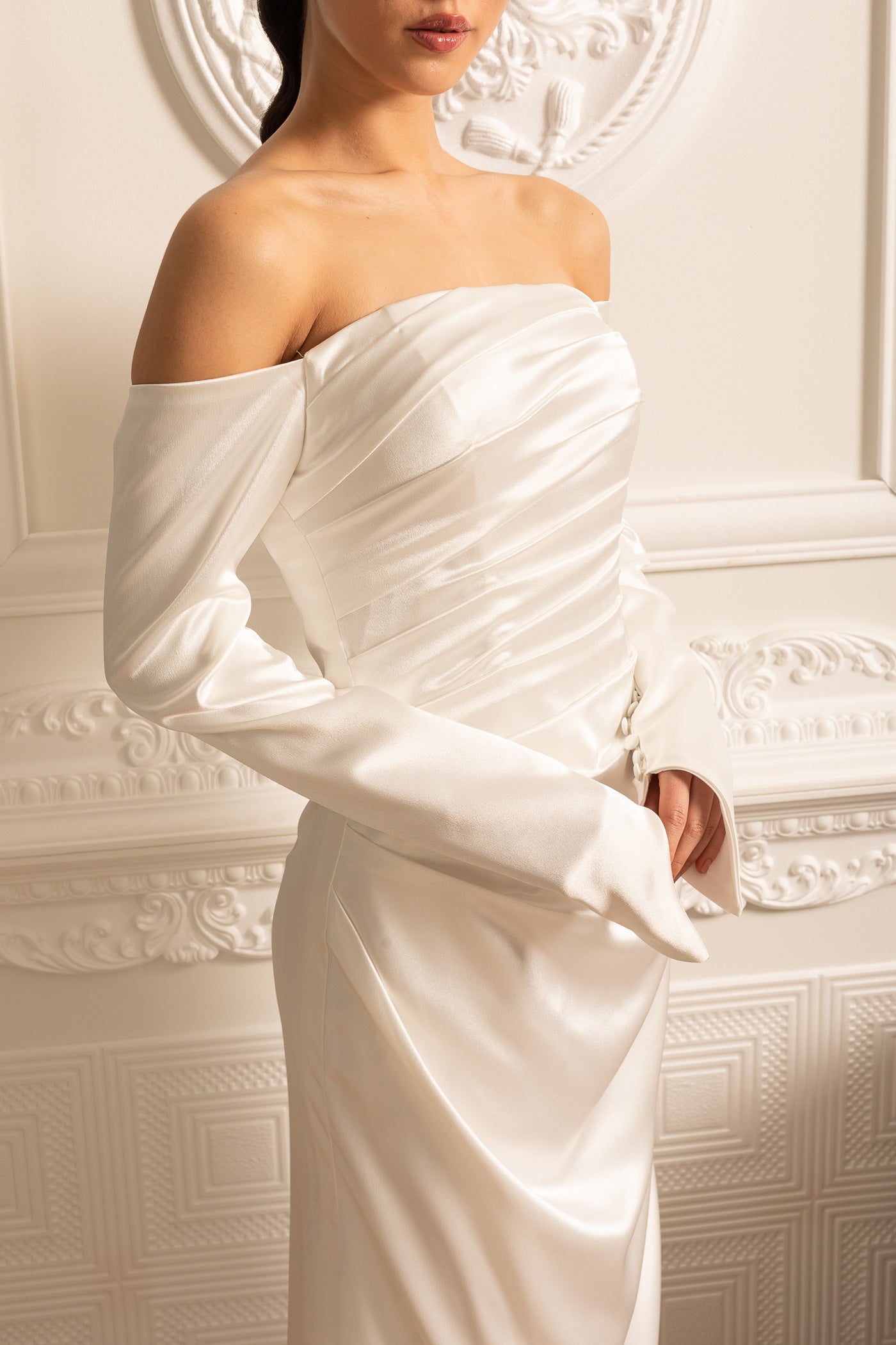 Rochie din satin cu umerii goi, design drapat și fustă plisată - Alb