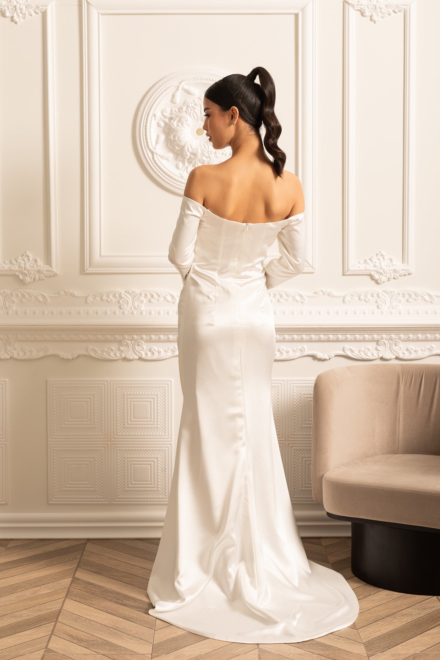 Rochie din satin cu umerii goi, design drapat și fustă plisată - Alb
