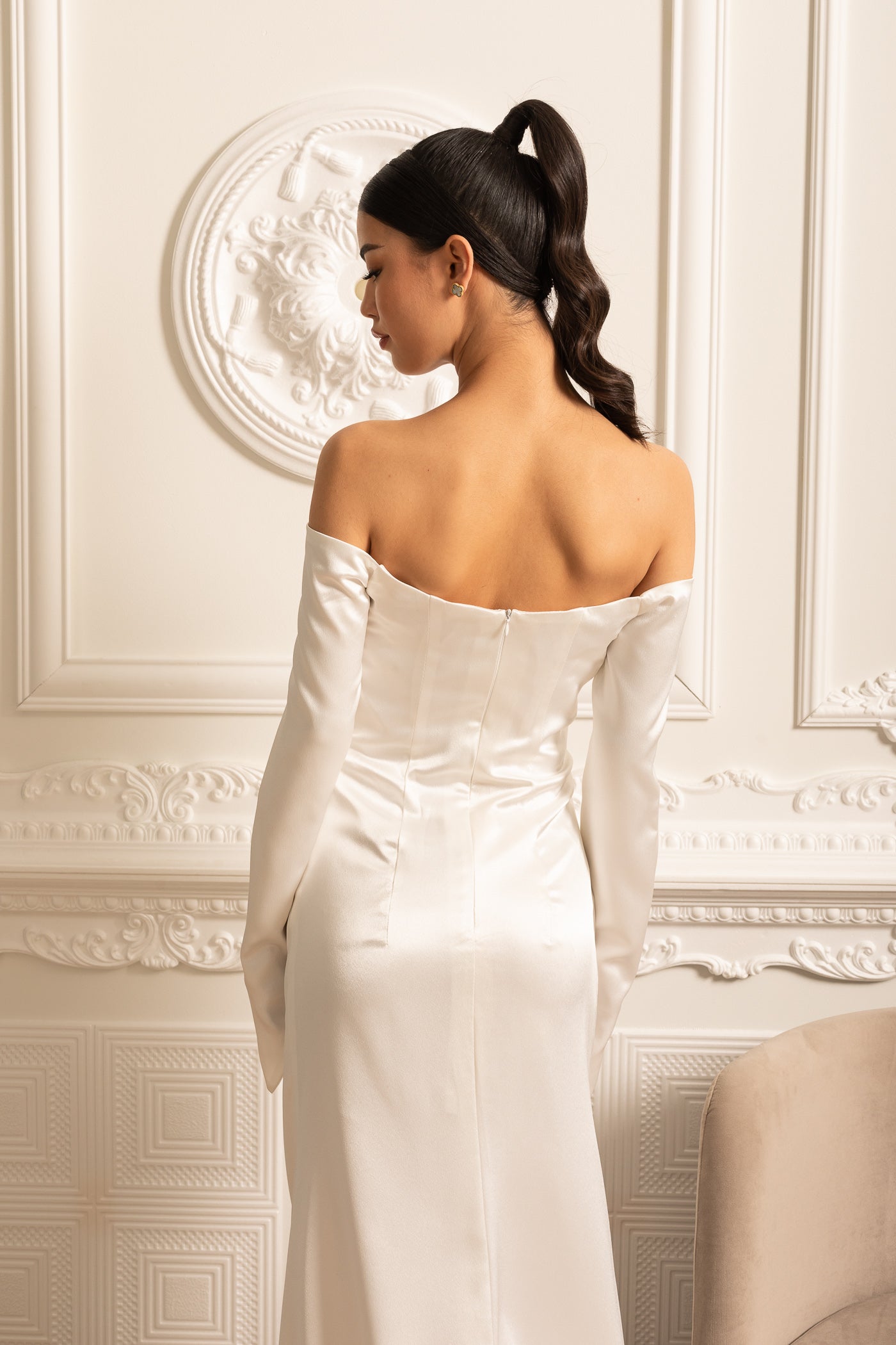 Rochie din satin cu umerii goi, design drapat și fustă plisată - Alb