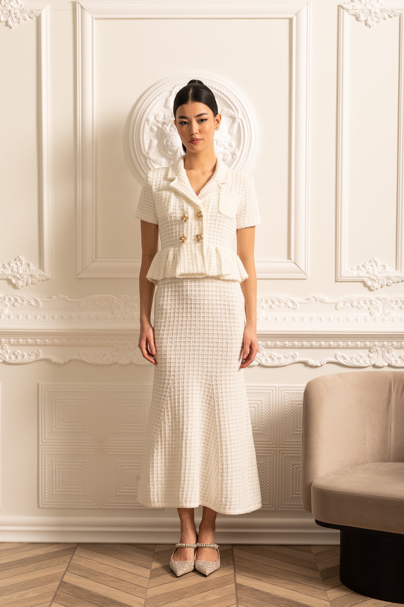 Rochie Midi Tricotată cu Nasturi Aurii și Talie Peplum - Albă