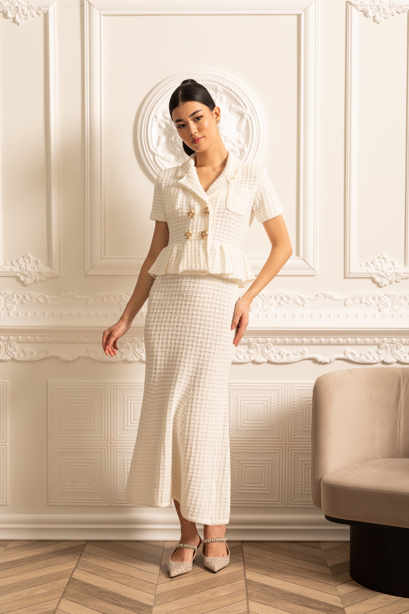 Rochie Midi Tricotată cu Nasturi Aurii și Talie Peplum - Albă