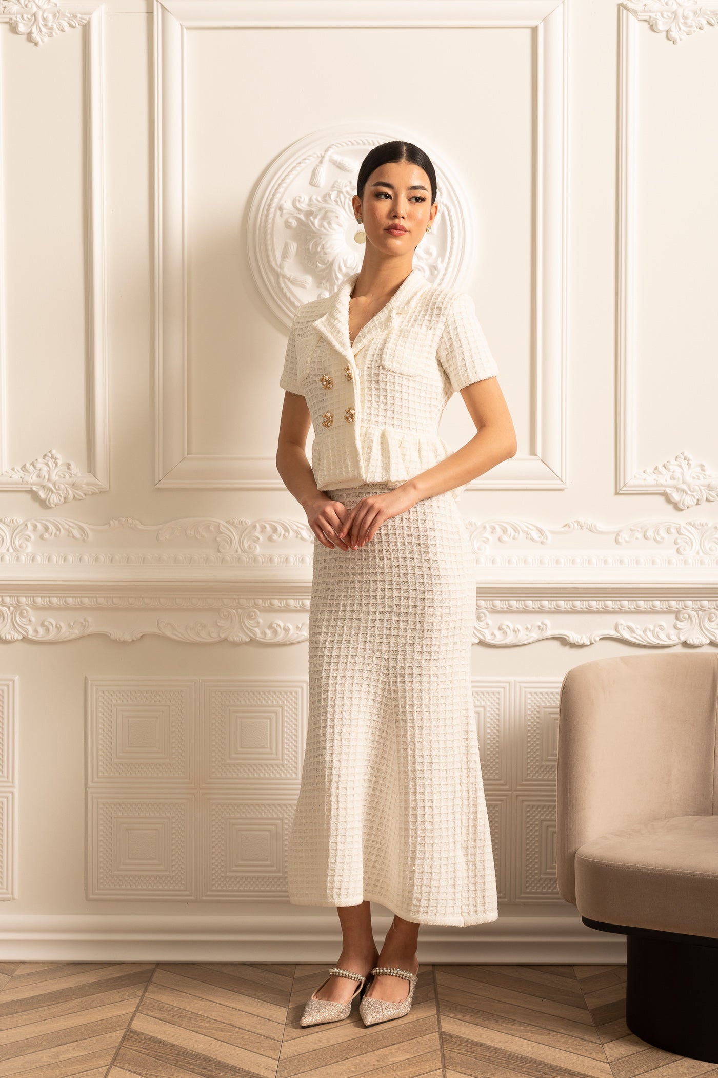 Rochie Midi Tricotată cu Nasturi Aurii și Talie Peplum - Albă
