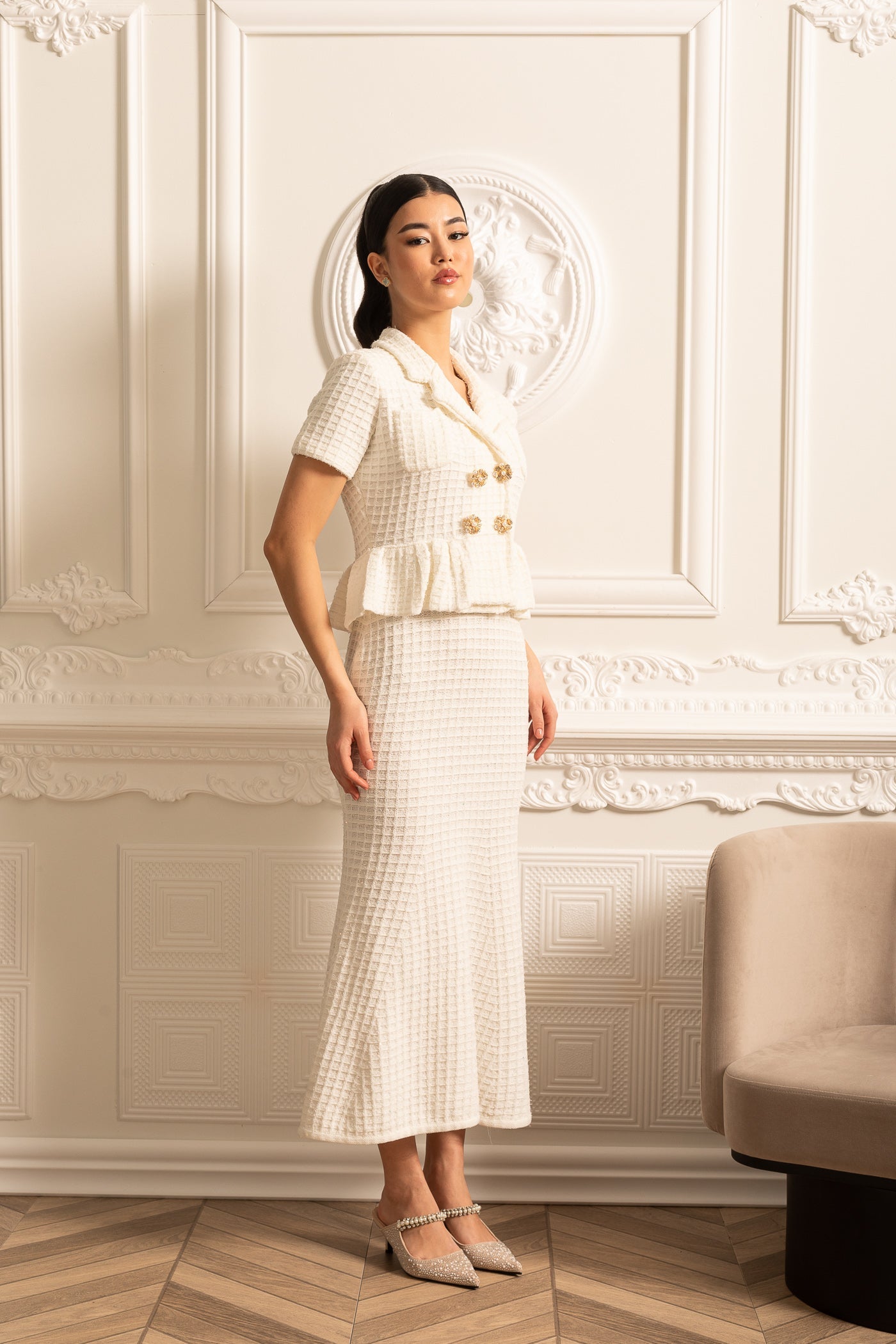 Rochie Midi Tricotată cu Nasturi Aurii și Talie Peplum - Albă
