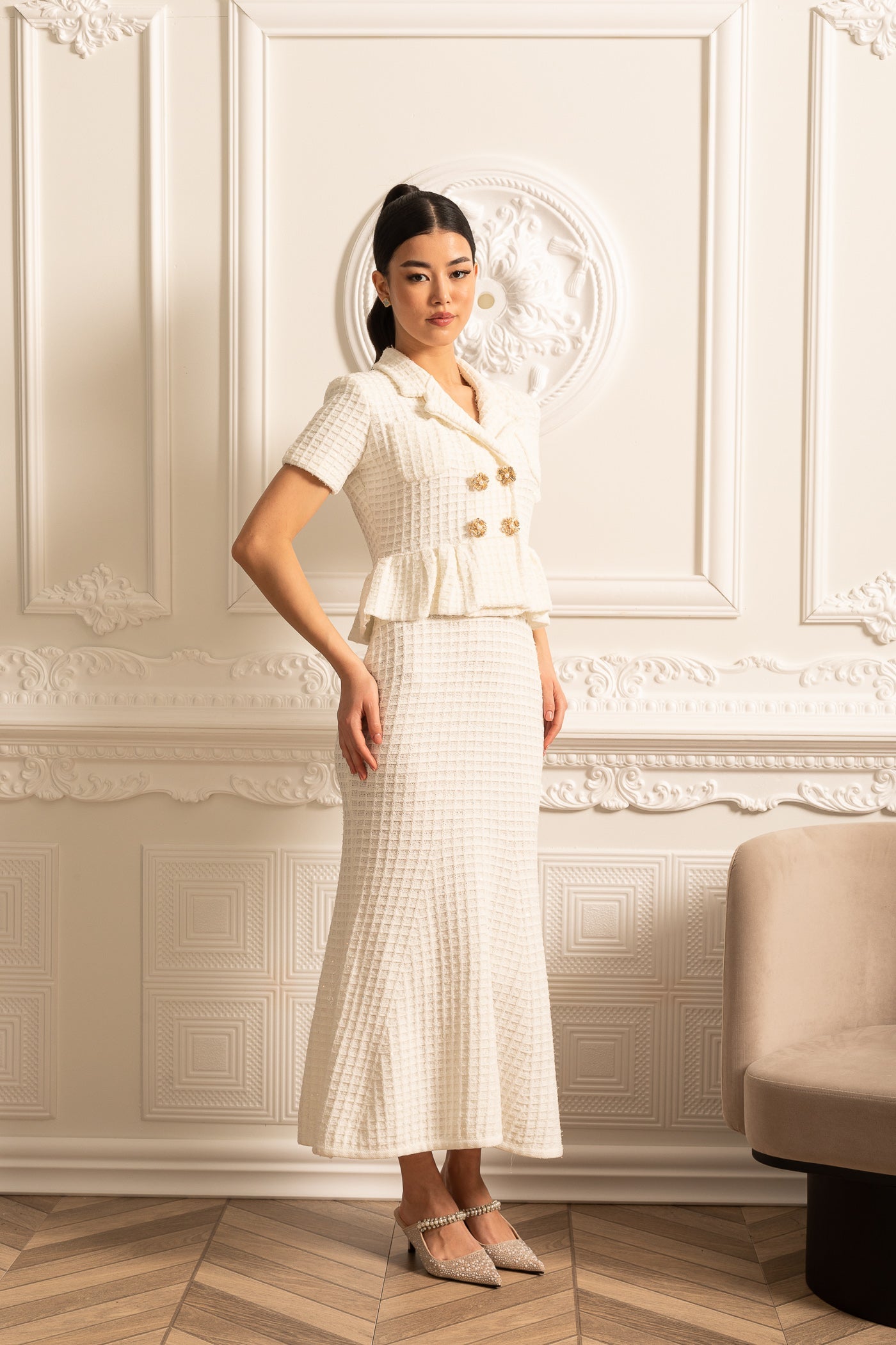 Rochie Midi Tricotată cu Nasturi Aurii și Talie Peplum - Albă