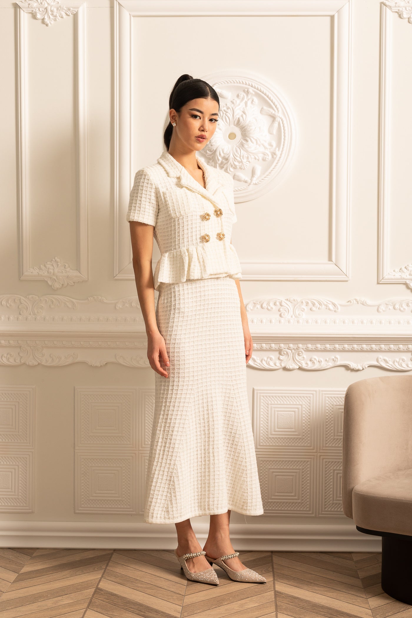 Rochie Midi Tricotată cu Nasturi Aurii și Talie Peplum - Albă