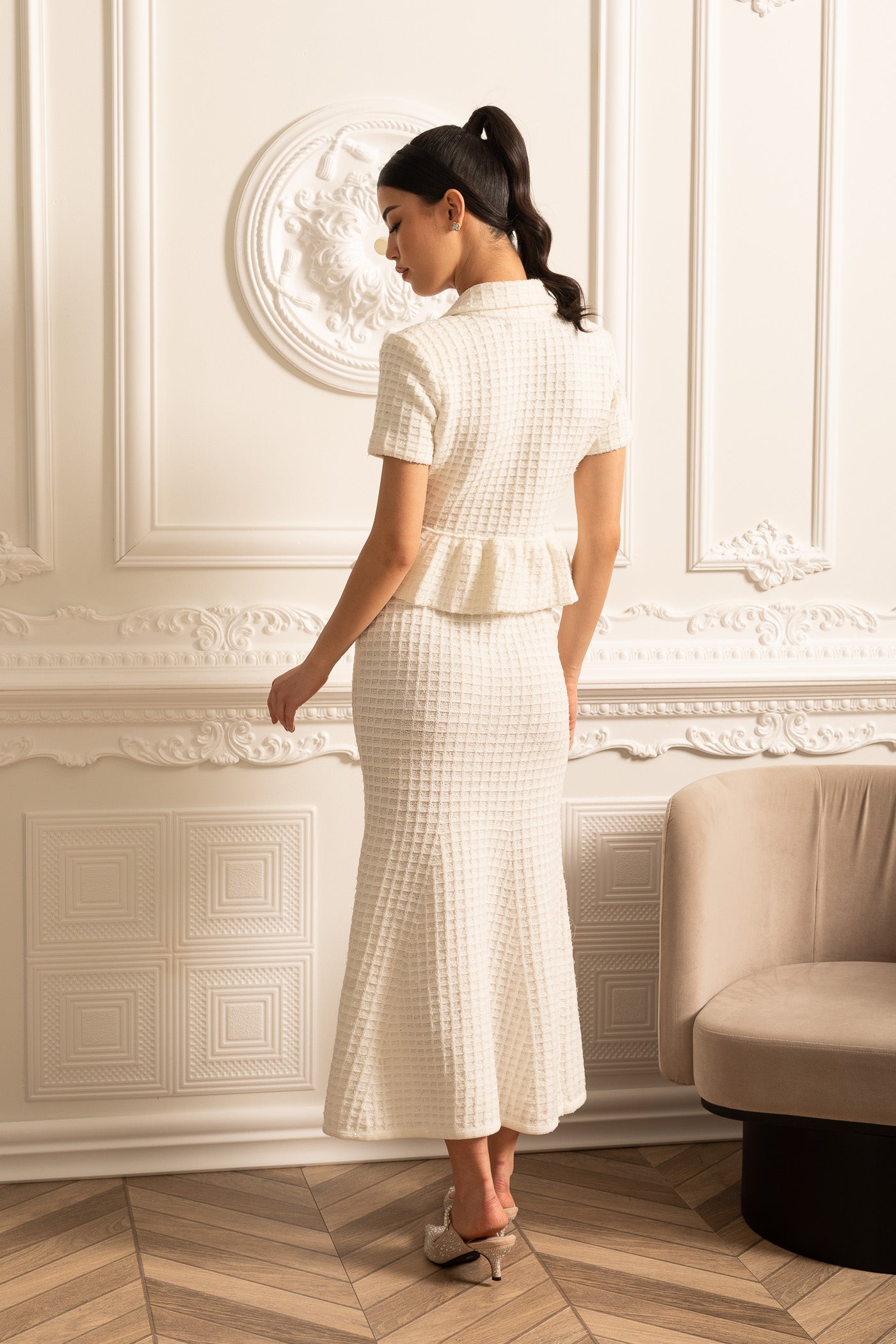 Rochie Midi Tricotată cu Nasturi Aurii și Talie Peplum - Albă