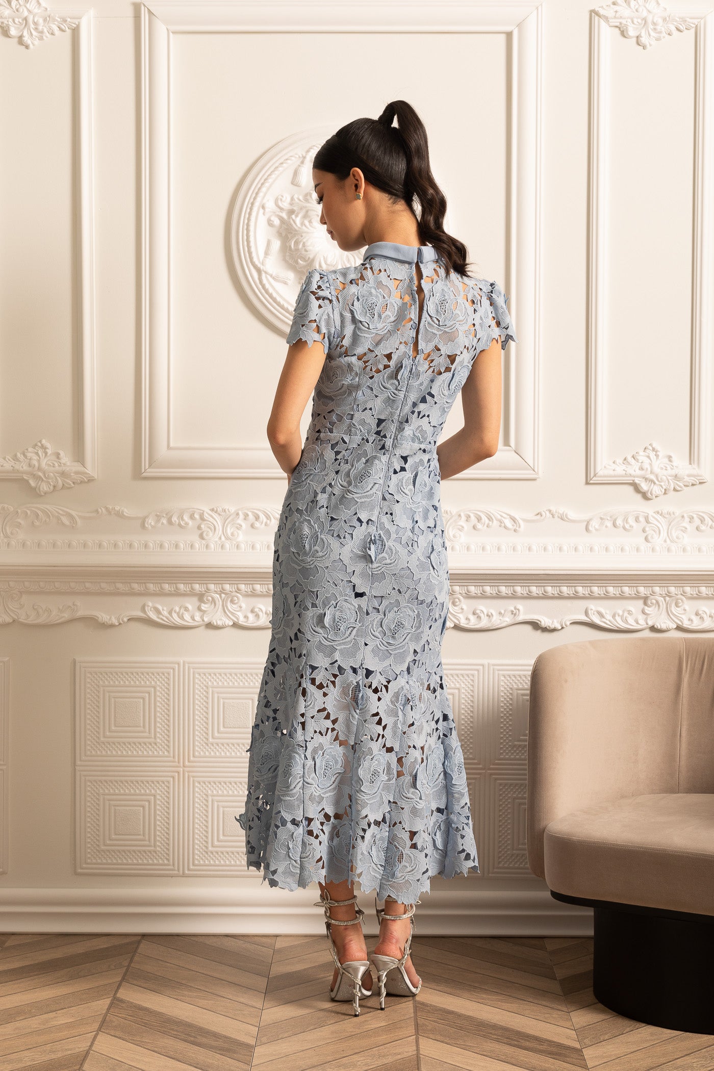 Floral Pattern Lace Dress With High Collar And Midi Skirt - Blue