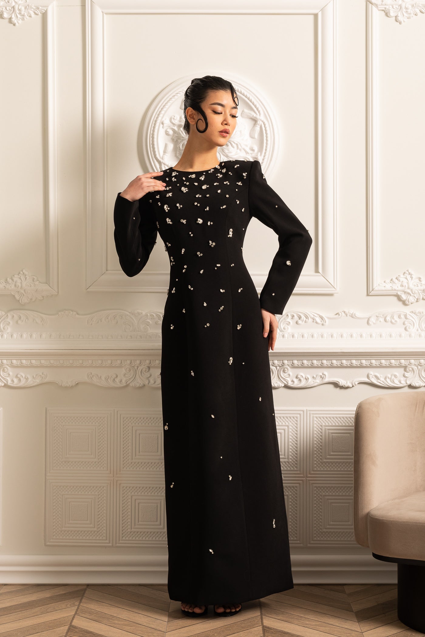 Rochie lungă elegantă cu ornamente strălucitoare - Negru