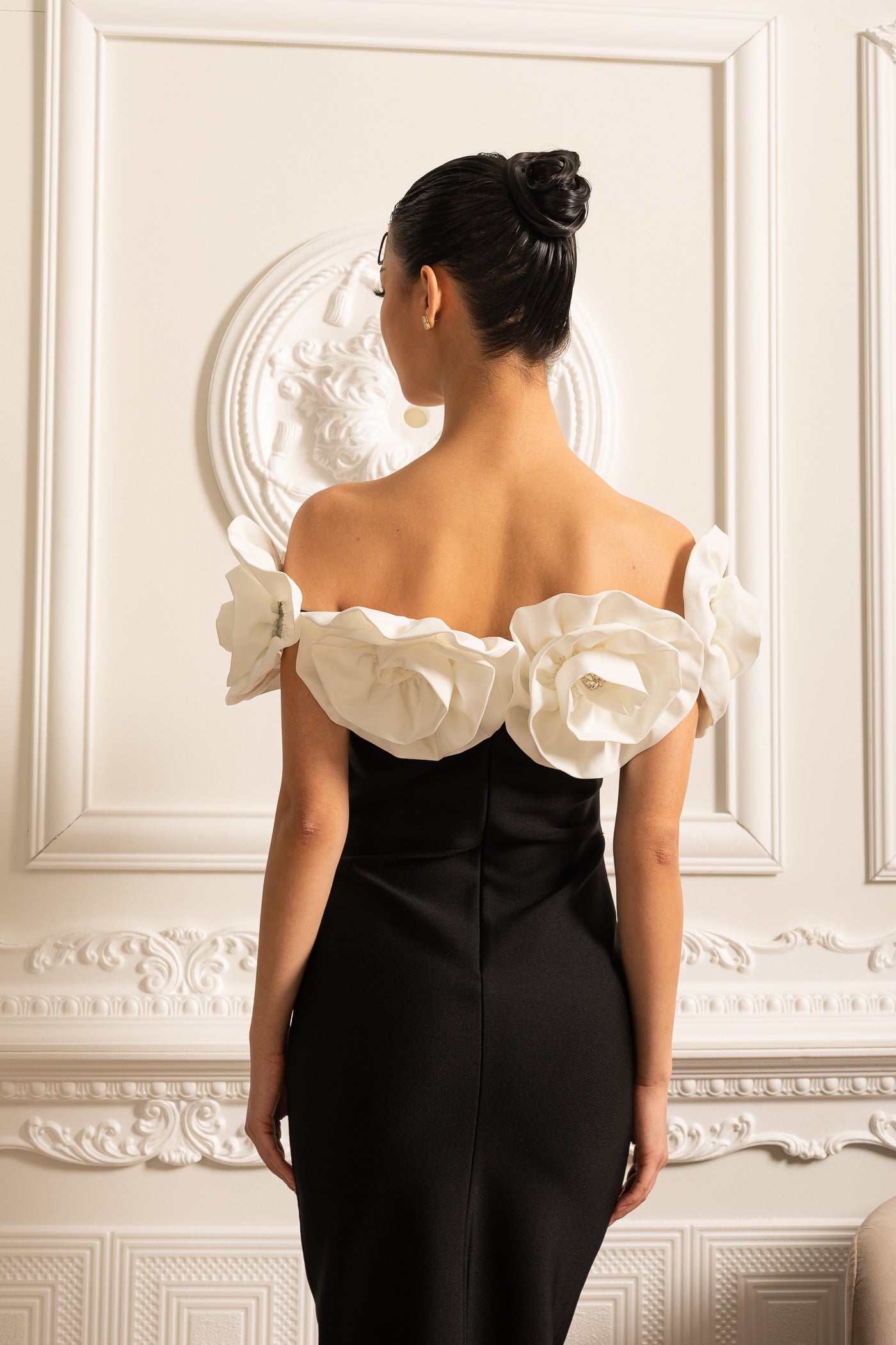 Rochie Mulată cu Impodobiri Mari Florale Albe - Negru