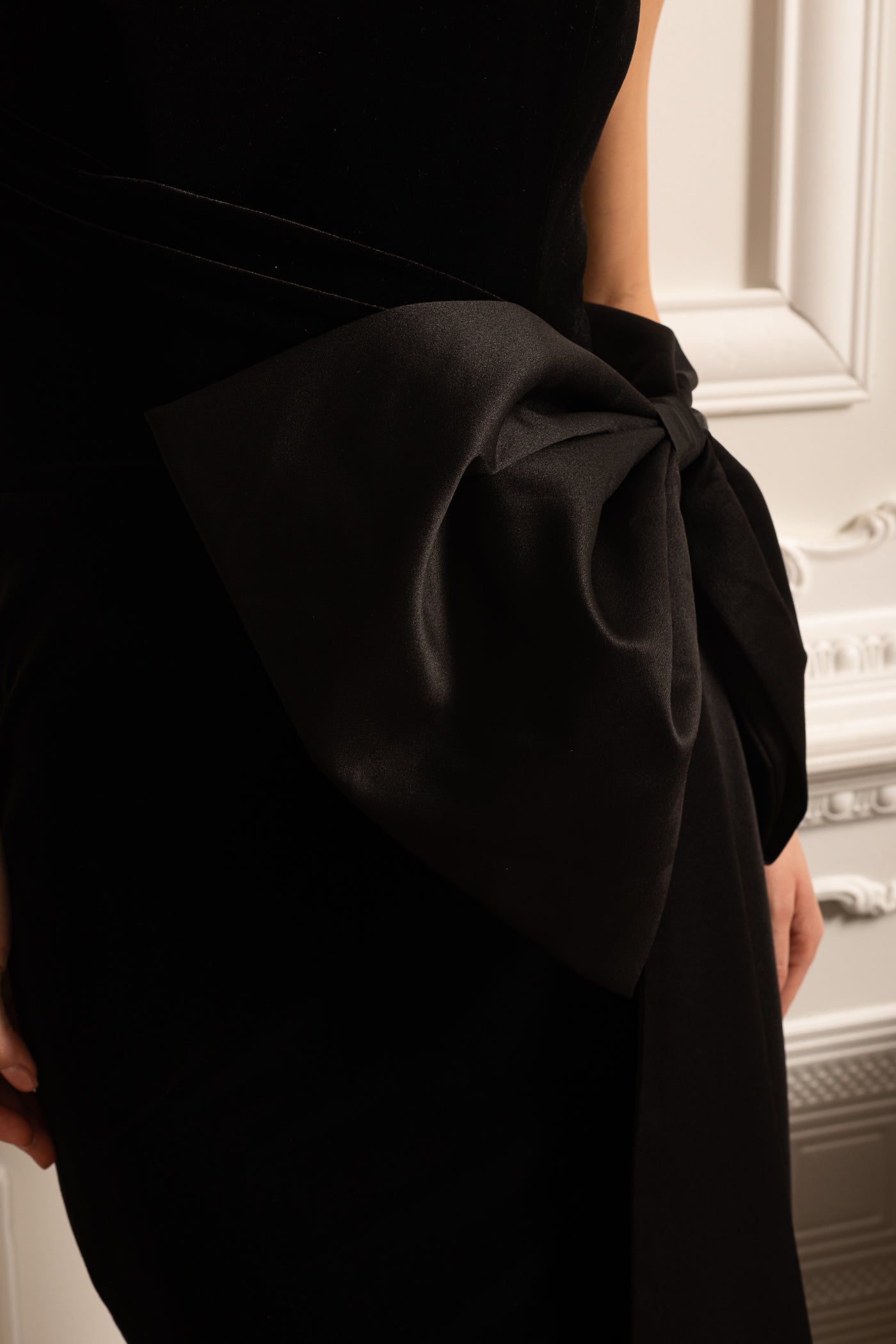 Rochie elegantă fără bretele cu funda drapată din satin - Negru