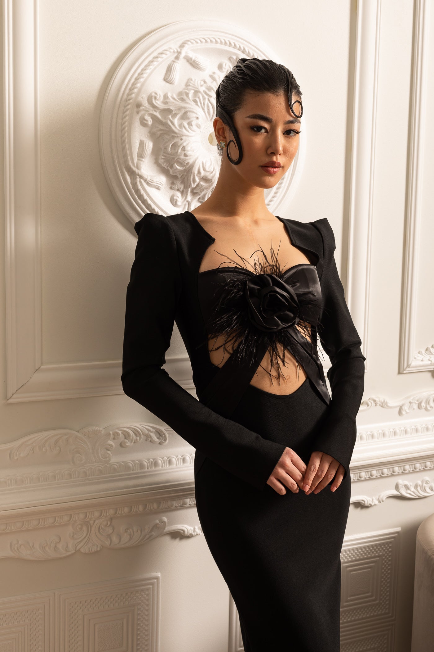 Rochie elegantă cu mâneci lungi, umeri structurați și decupaj frontal - Negru