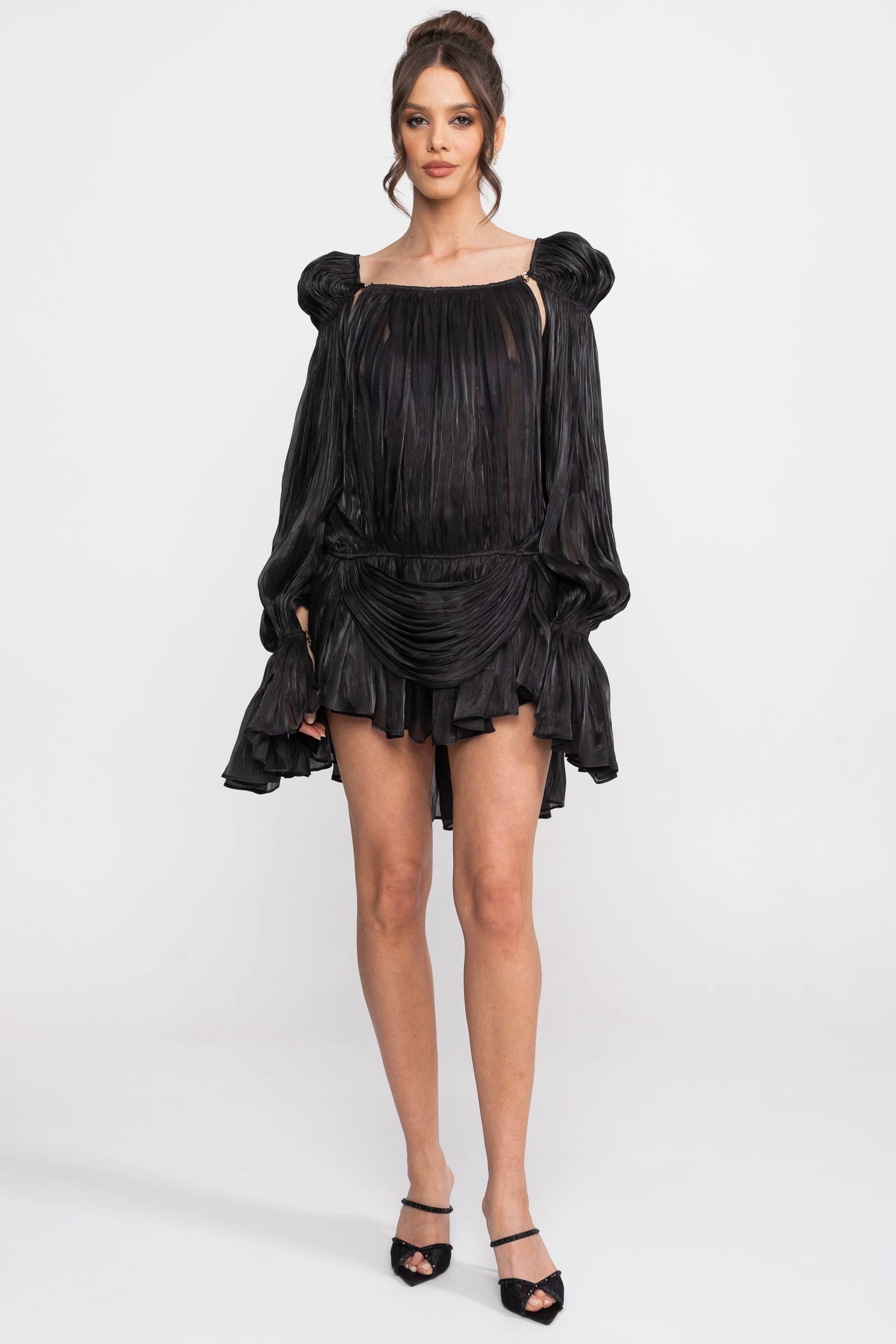 Rochie mini transparentă, drapată, cu mâneci tip cape și detaliu cu clips auriu - Negru