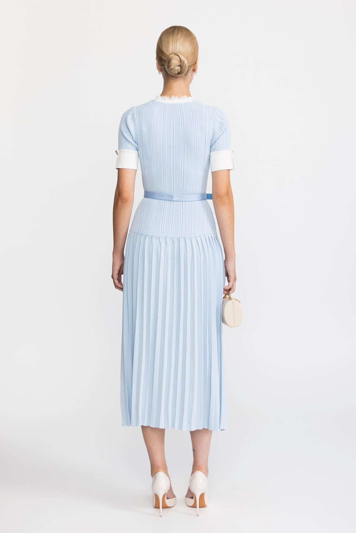 Rochie midi din tricot plisat cu volane decorative - albastru deschis