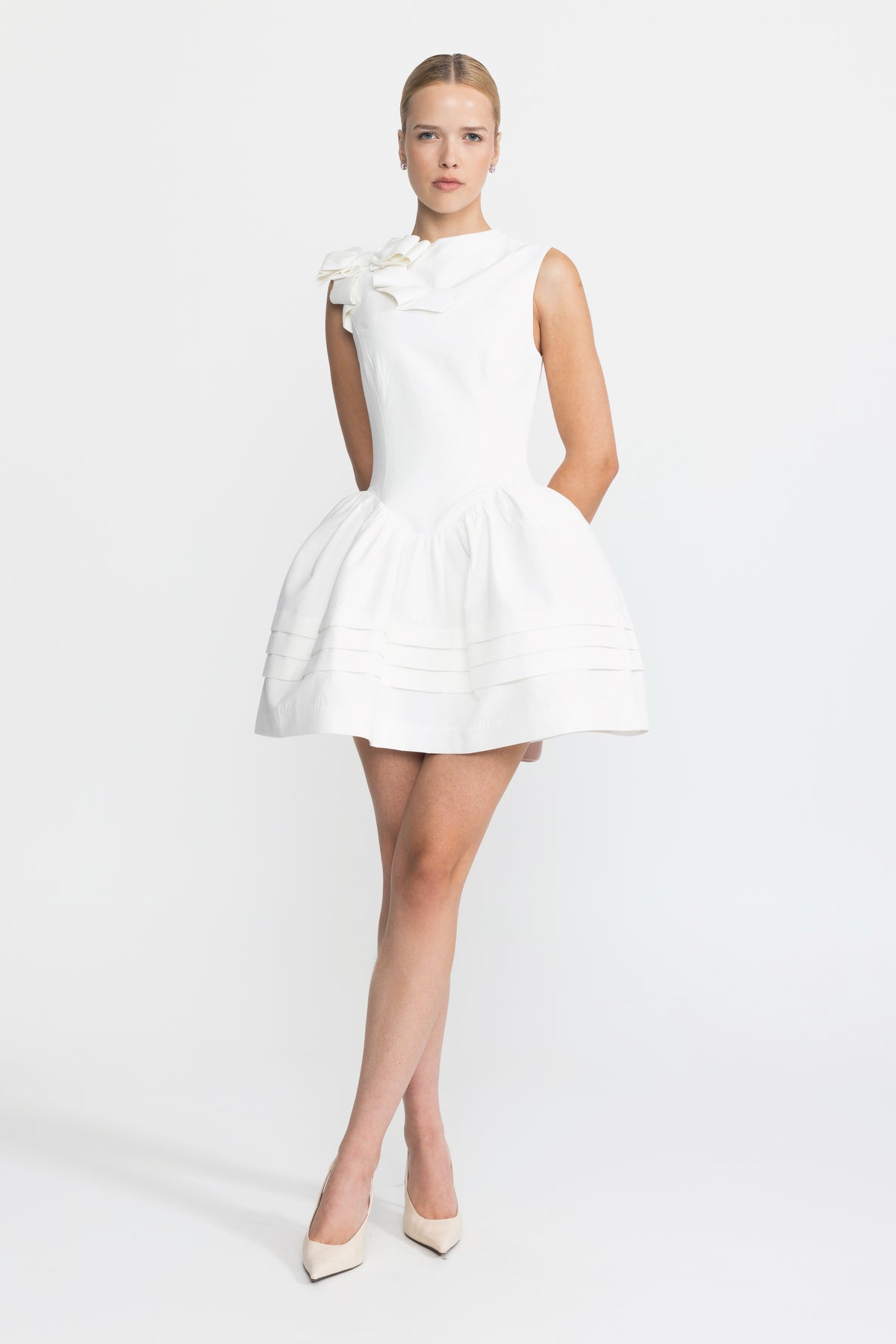 Rochie mini din bumbac cu talie joasă și fundă sculpturală - Alb