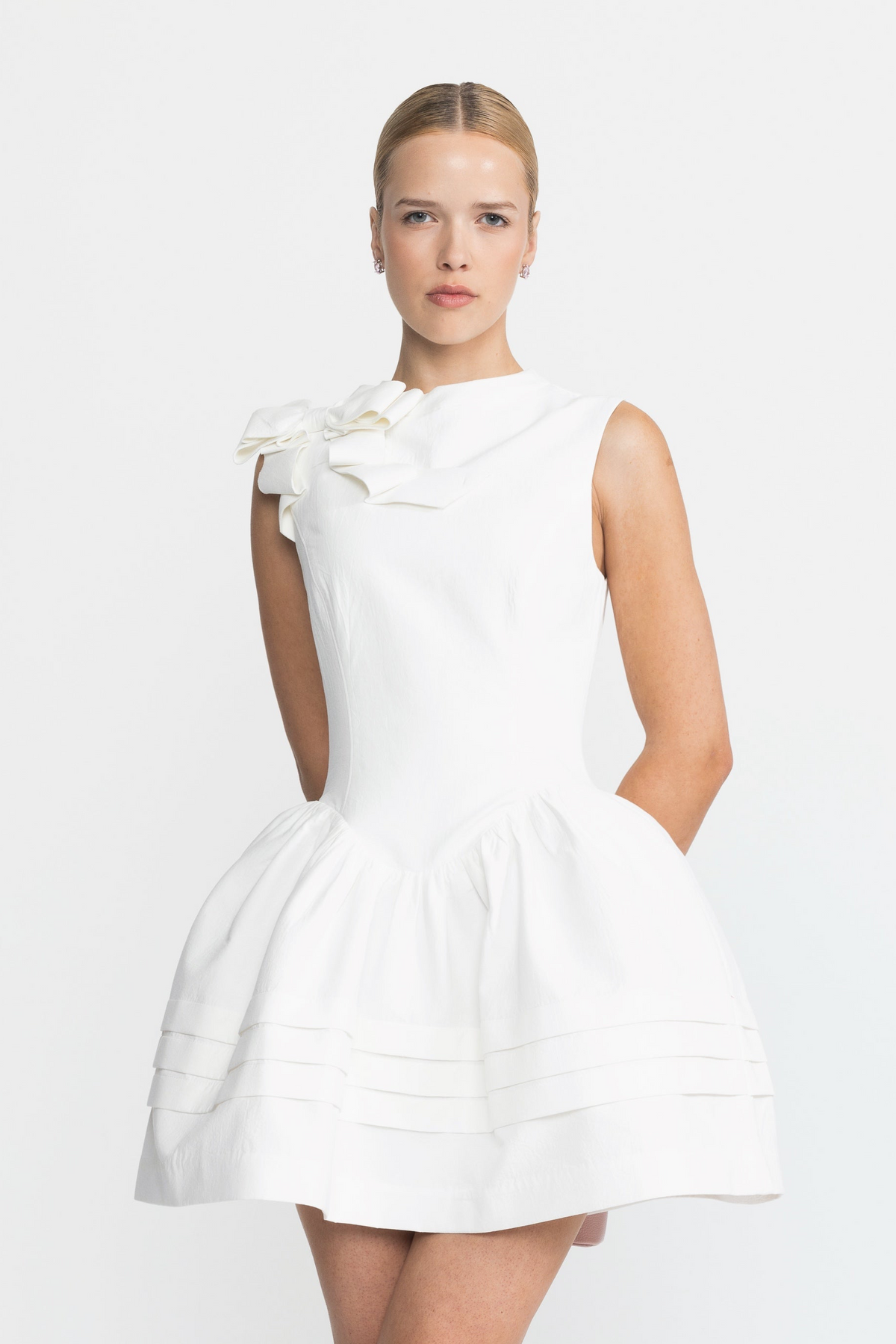 Rochie mini din bumbac cu talie joasă și fundă sculpturală - Alb