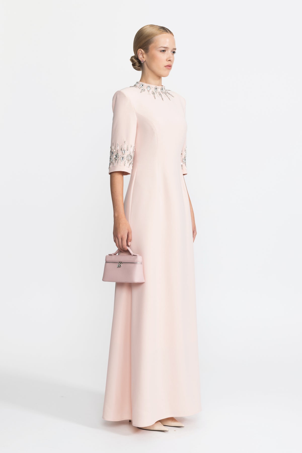 Rochie maxi roz cu guler și manșete ornate cu cristale
