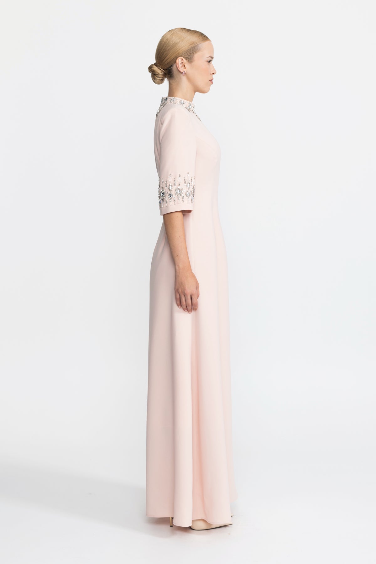 Rochie maxi roz cu guler și manșete ornate cu cristale