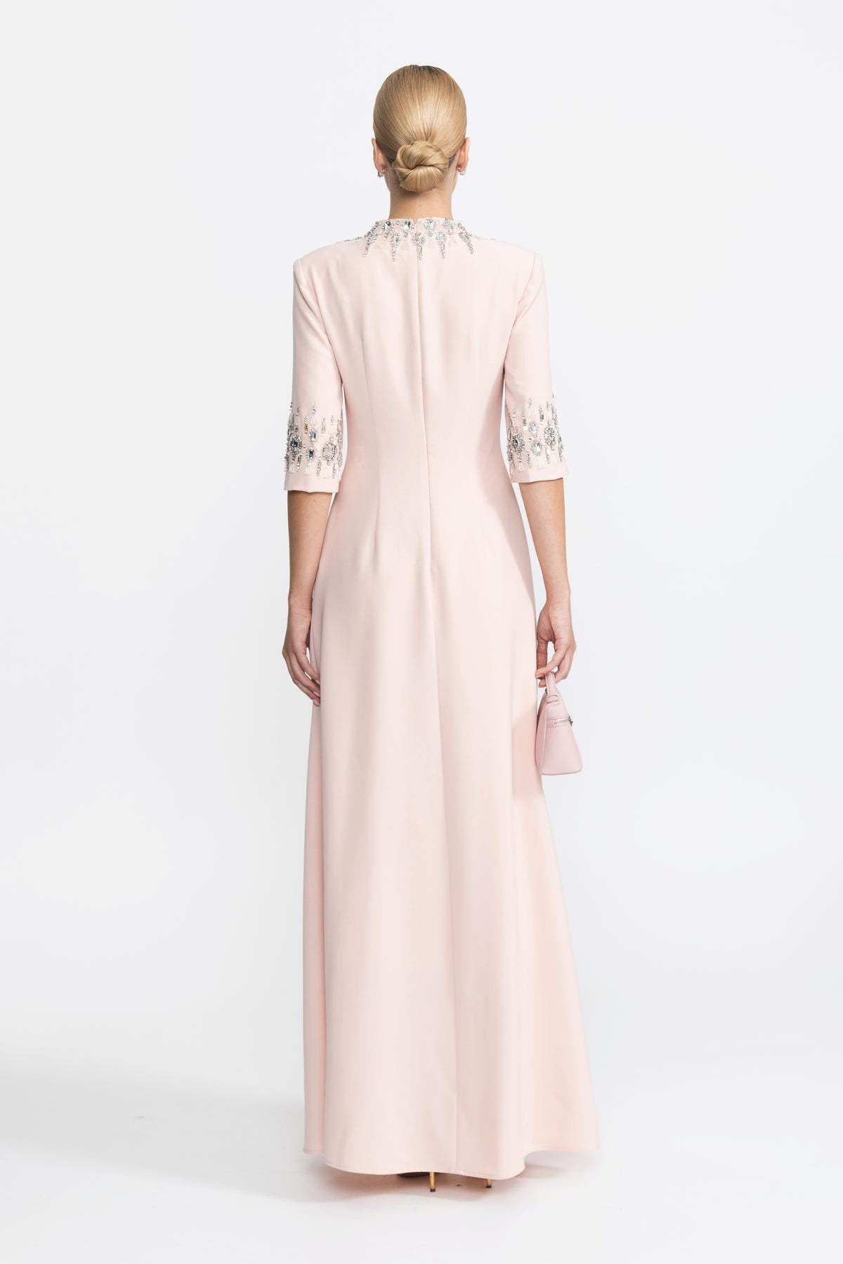 Rochie maxi roz cu guler și manșete ornate cu cristale