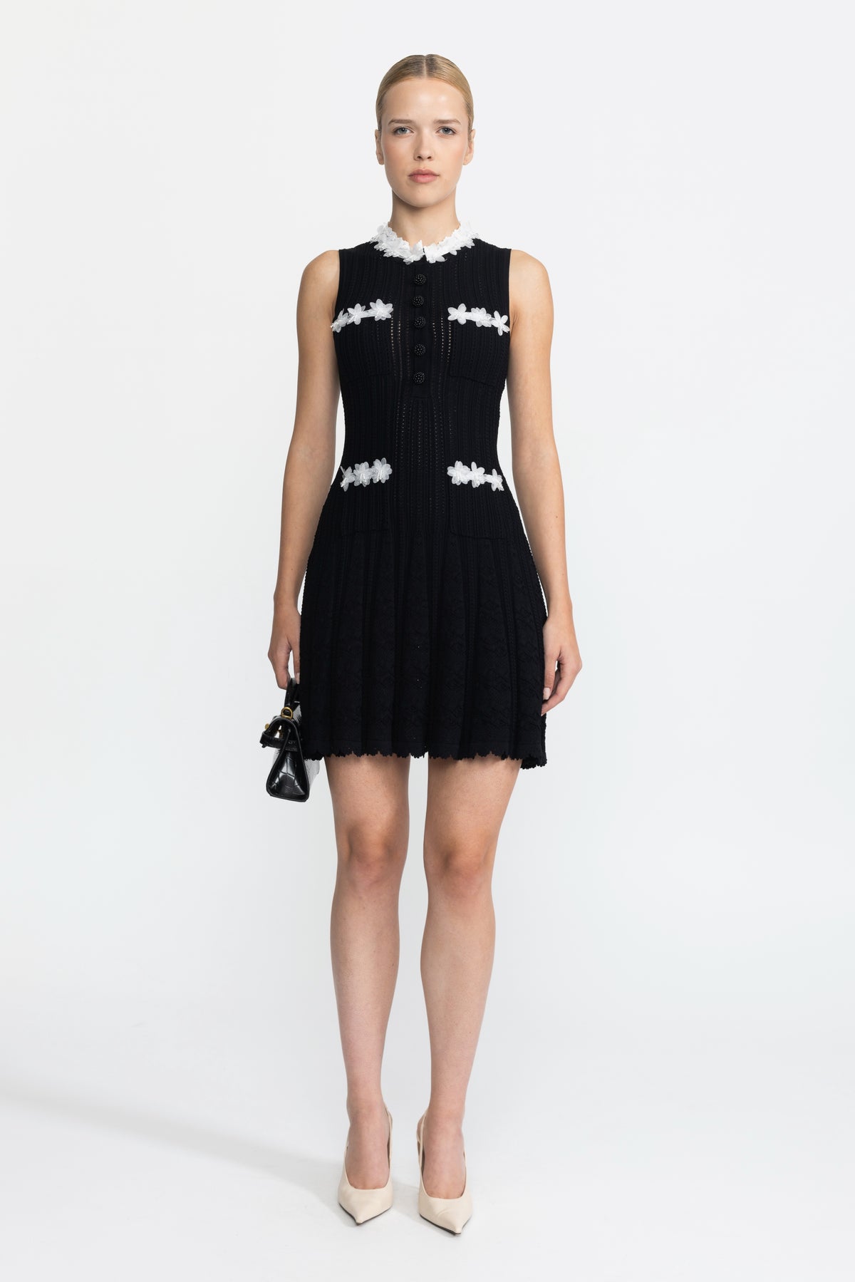 Rochie mini neagră din tricot pointelle cu ornament floral din organza
