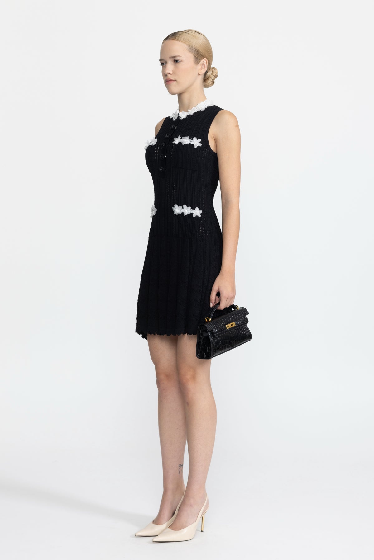 Rochie mini neagră din tricot pointelle cu ornament floral din organza