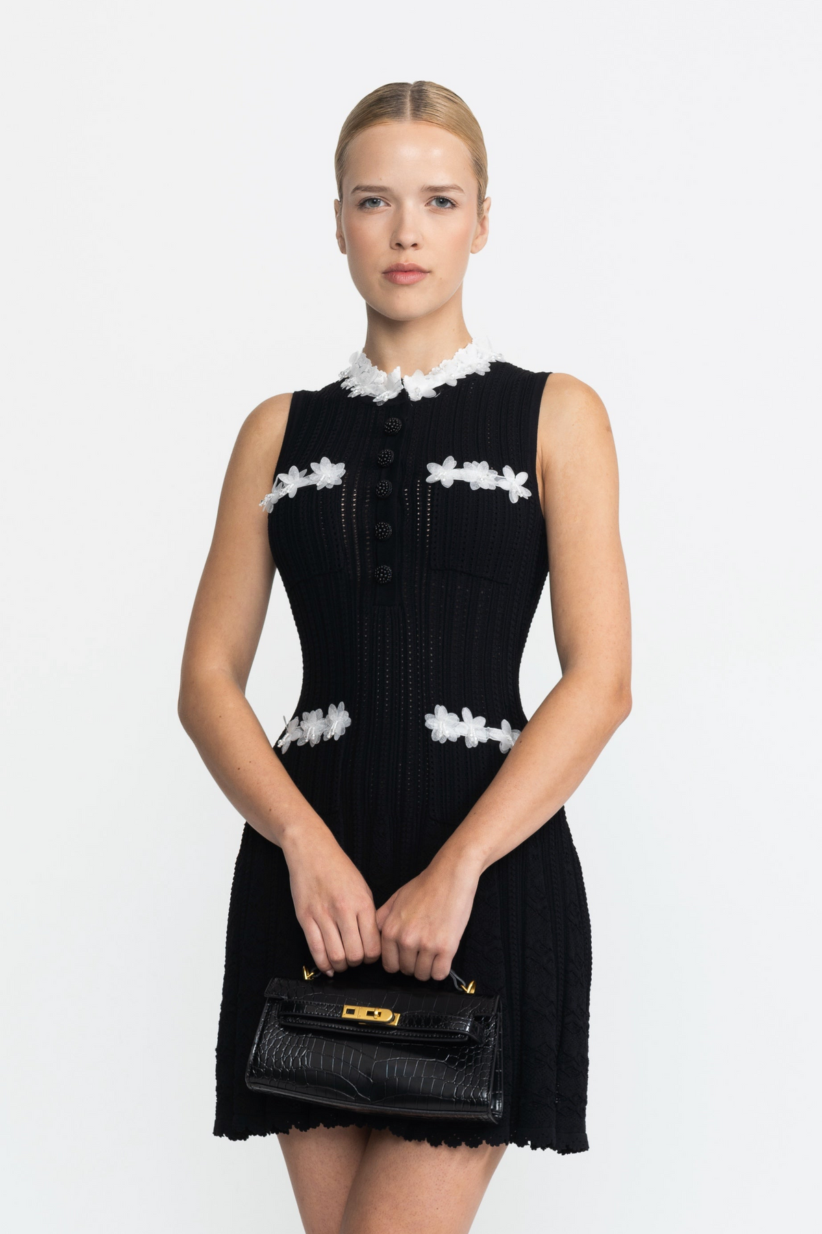 Rochie mini neagră din tricot pointelle cu ornament floral din organza