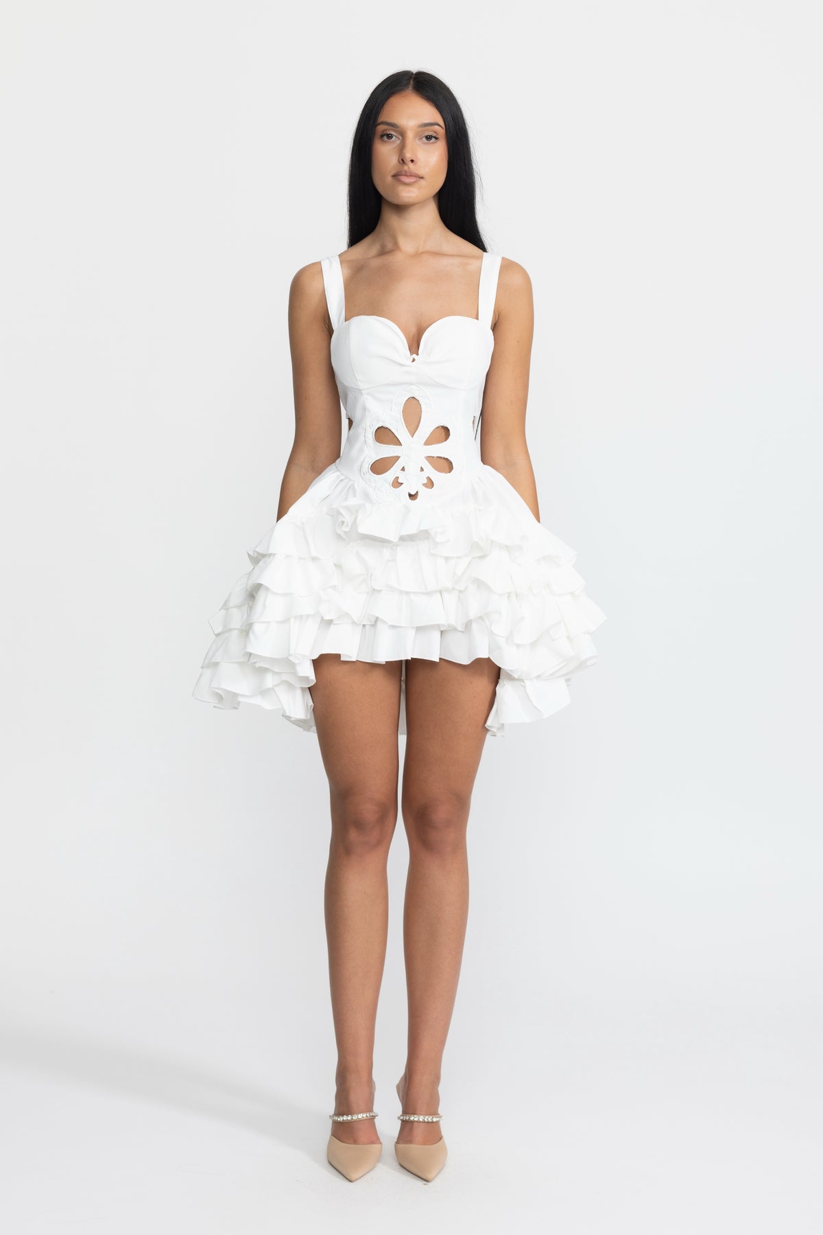 Rochie mini albă cu broderie florală, decupaje și volane